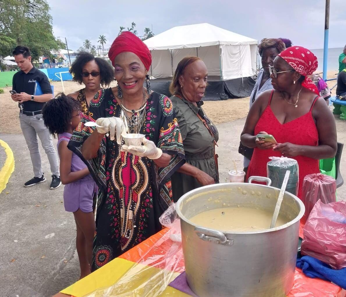 La profesora Hortensia Smith disfrutó los sabores de la comida caribeña durante las celebraciones del Mes Histórico de la Afrodescendencia en Limón.