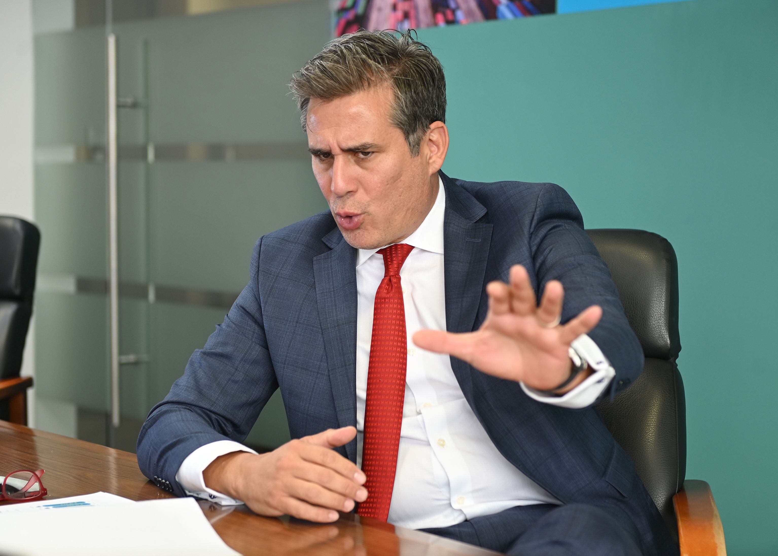 Manuel Tovar, ministro de Comercio Exterior de Costa Rica, en una reunión, gesticulando.