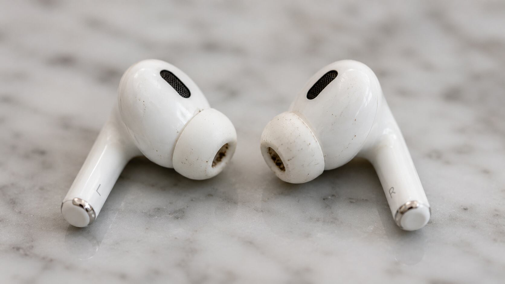 Un cepillo suave, agua micelar y agua destilada forman parte del método oficial que Apple recomienda para limpiar los AirPods.