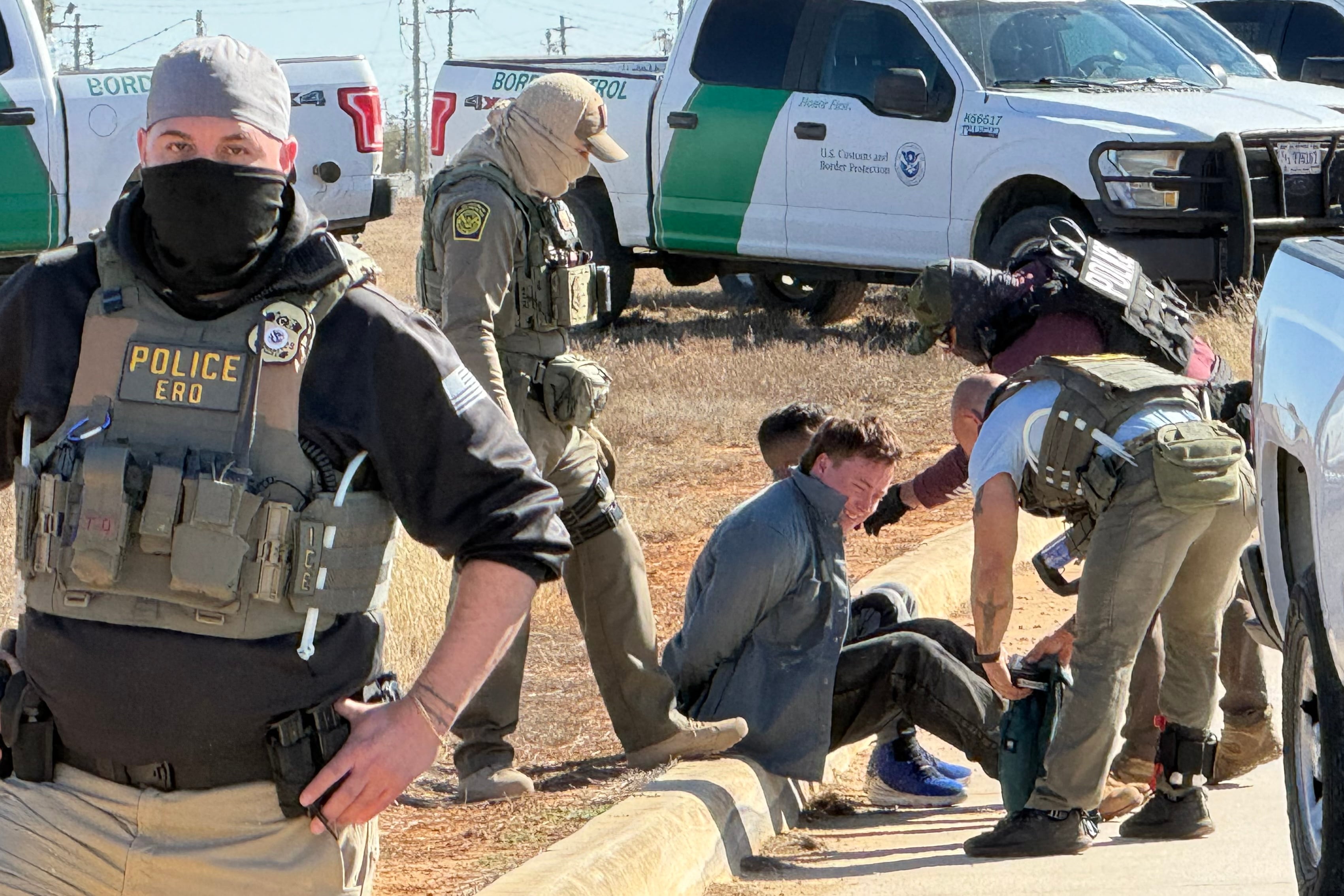 En la imagen, oficiales de ICE deteniendo a manifestantes en protesta a las afueras del centro de Dilley, Texas
