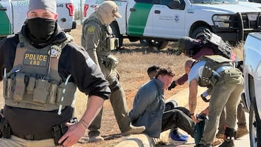 Familias migrantes alertan sobre condiciones precarias en centros de detención en Texas: ‘Estamos en prisión’