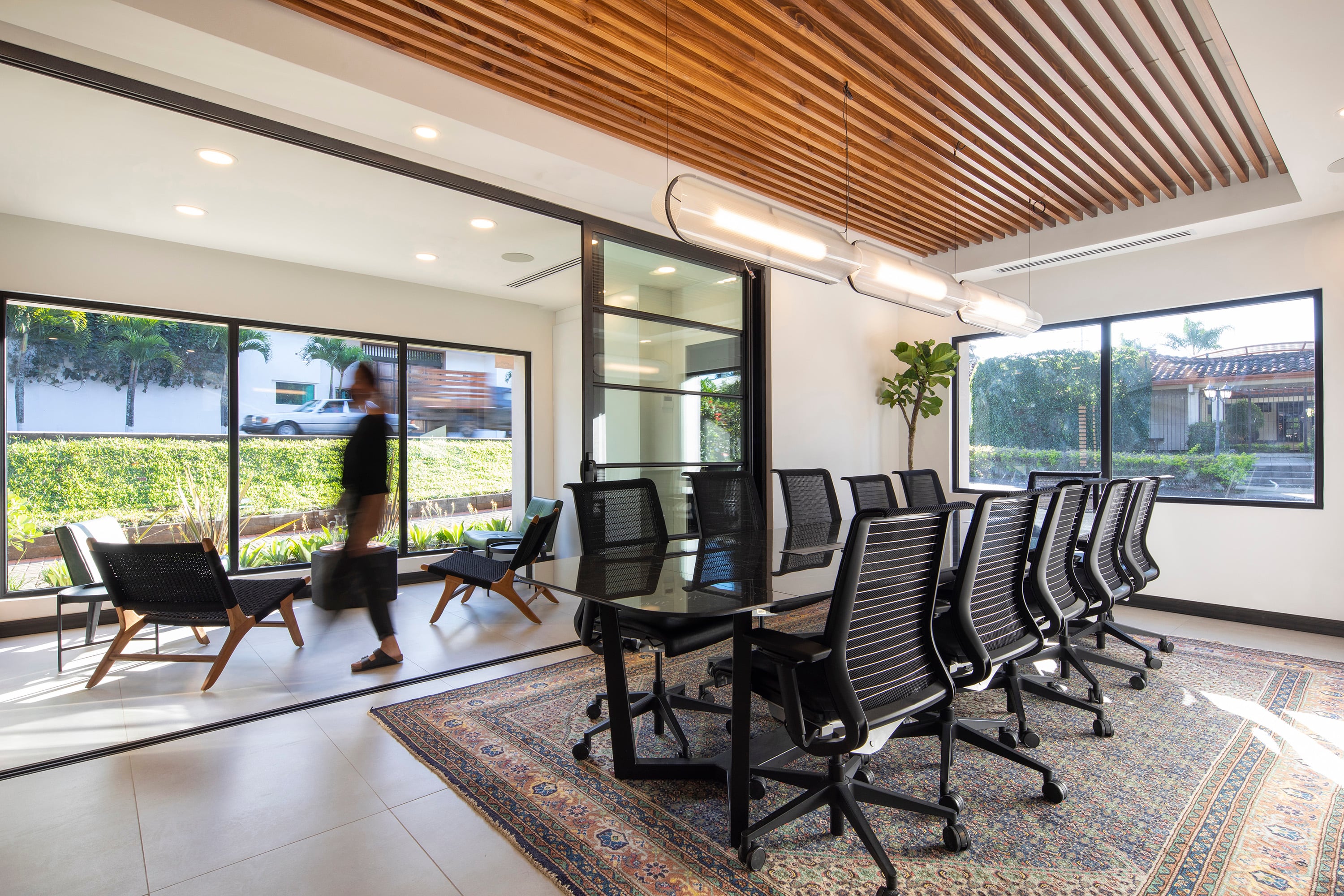 El bufete Fragomen decidió, durante el año anterior, remodelar una vivienda en Escazú para instalar su nueva oficina y dejar de alquilar en un oficentro. Foto: Cortesía Fragomen/Andrés García