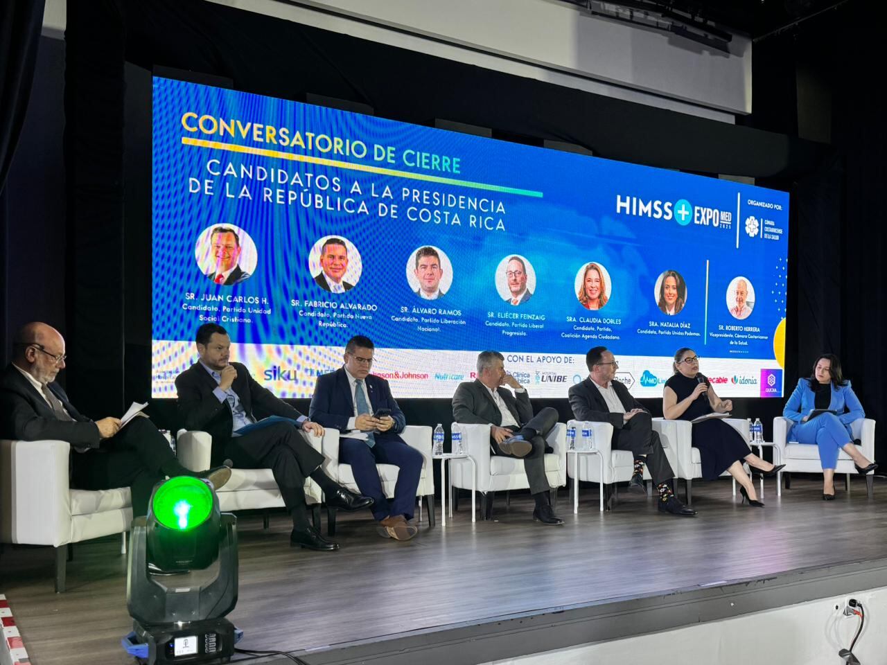Los candidatos presidenciales sentados en un panel.