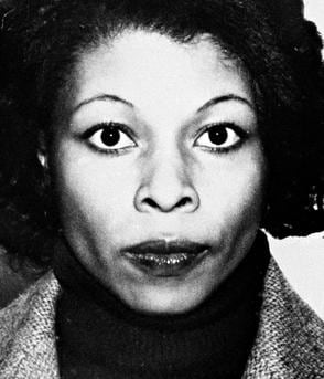 Fotografía policial .de Assata Shakur difundida en 1982.