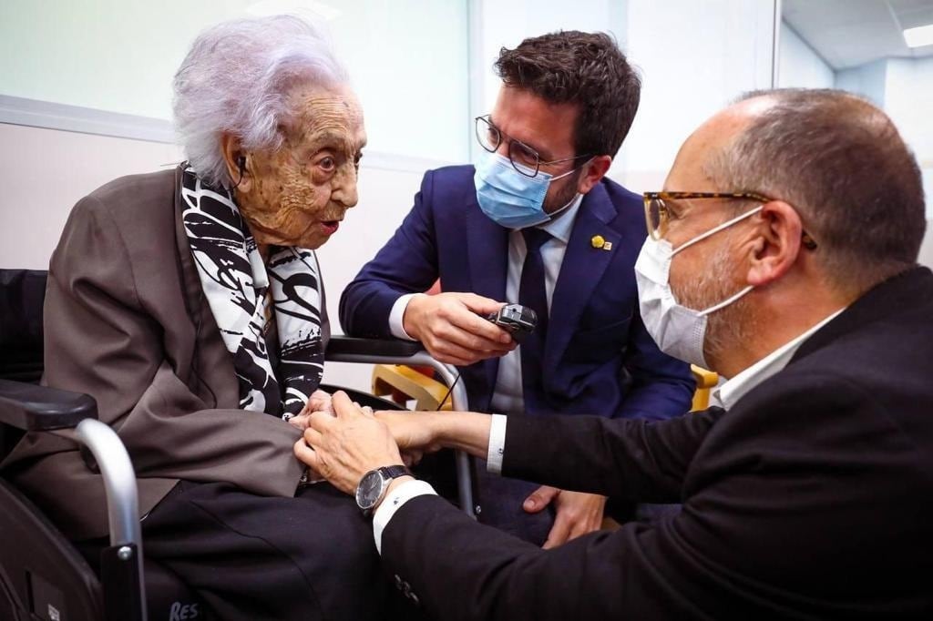 El presidente de la Generalitat, Pere Aragonès, y el conseller de Derechos Sociales, Carles Campuzano, visitan a Maria Branyas, la persona más longeva del planeta, con 116 años