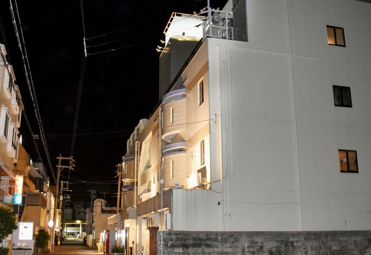 Esta fotografía, tomada el 7 de octubre de 2026, muestra el exterior del hotel donde una mujer habría sido asesinada por un infante de Marina estadounidense, en Naha, prefectura de Okinawa.