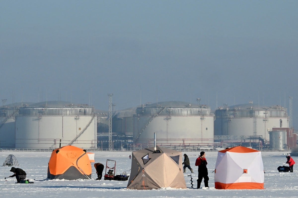 Pescadores rusos pescan sobre el Golfo de Finlandia cubierto de hielo, frente a la terminal petrolera del puerto de San Petersburgo.