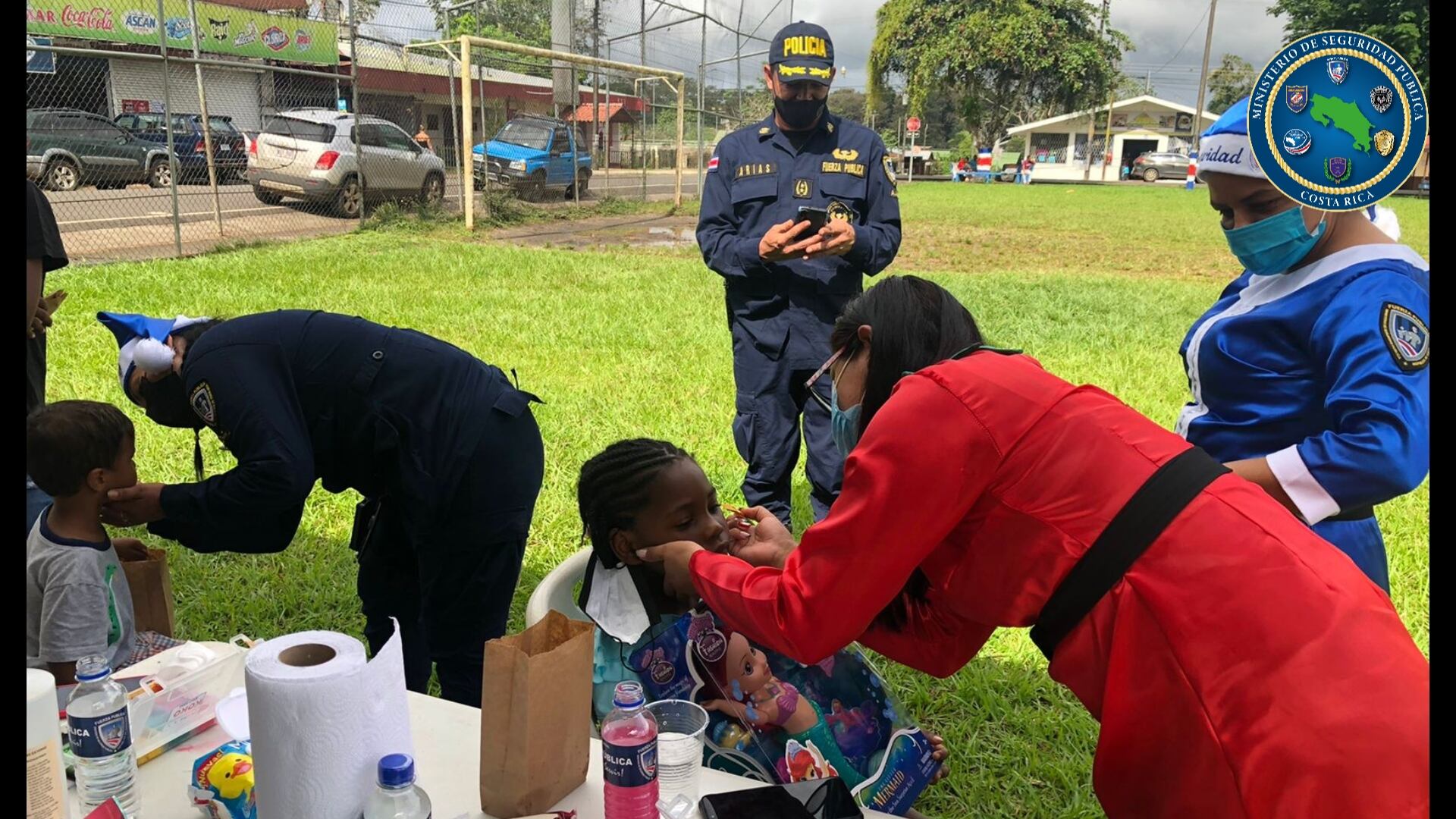 El idioma no fue barrera para que pequeños haitianos se unieran a la celebración en Los Chiles, junto a otras familias migrantes de Cuba y Venezuela, agasajados por policías y particulares. Foto: MSP.