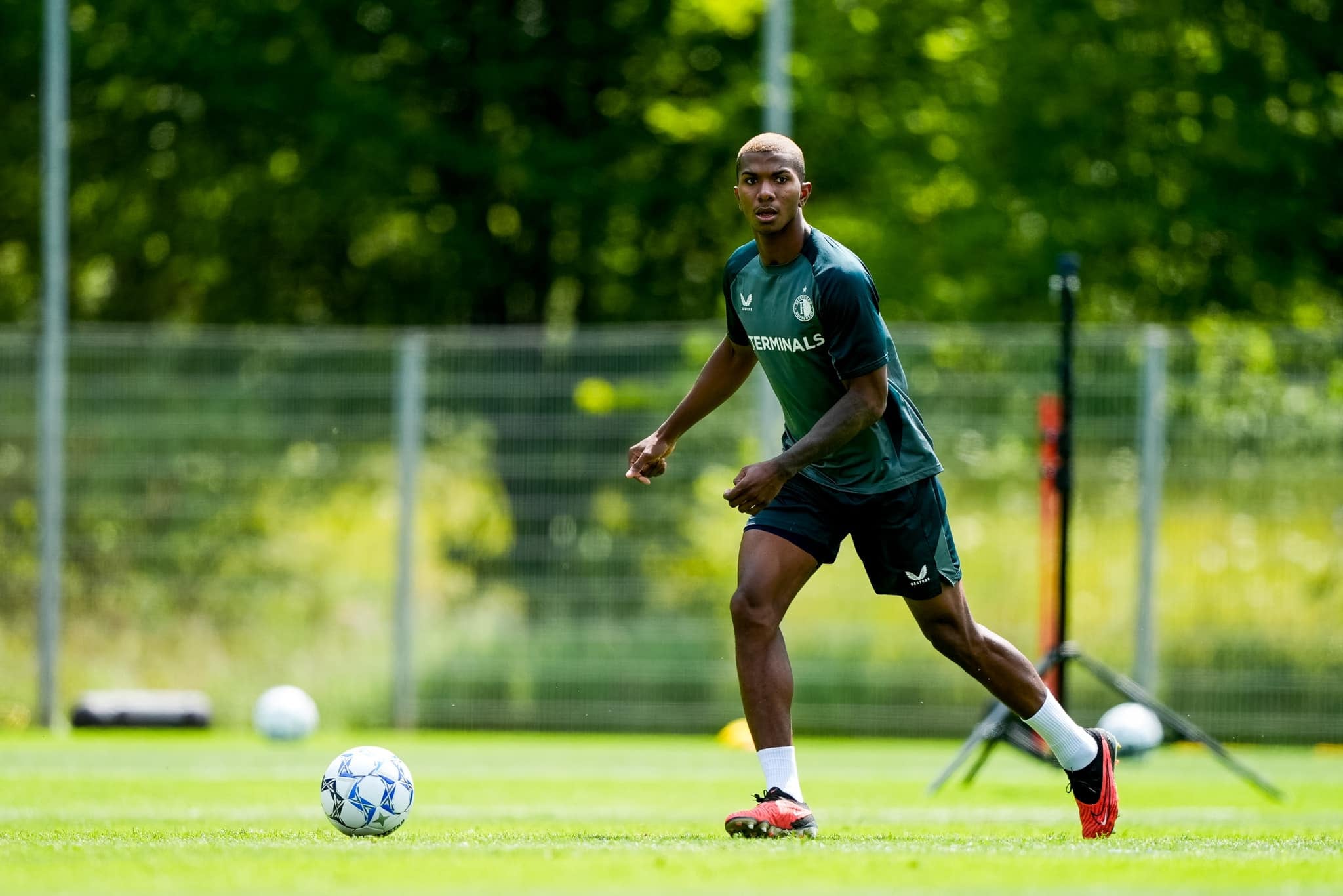 Jeyland Mitchell realizó la pretemporada con el Feyenoord en Austria y ahora afronta la liga de Países Bajos, pero no ha debutado.