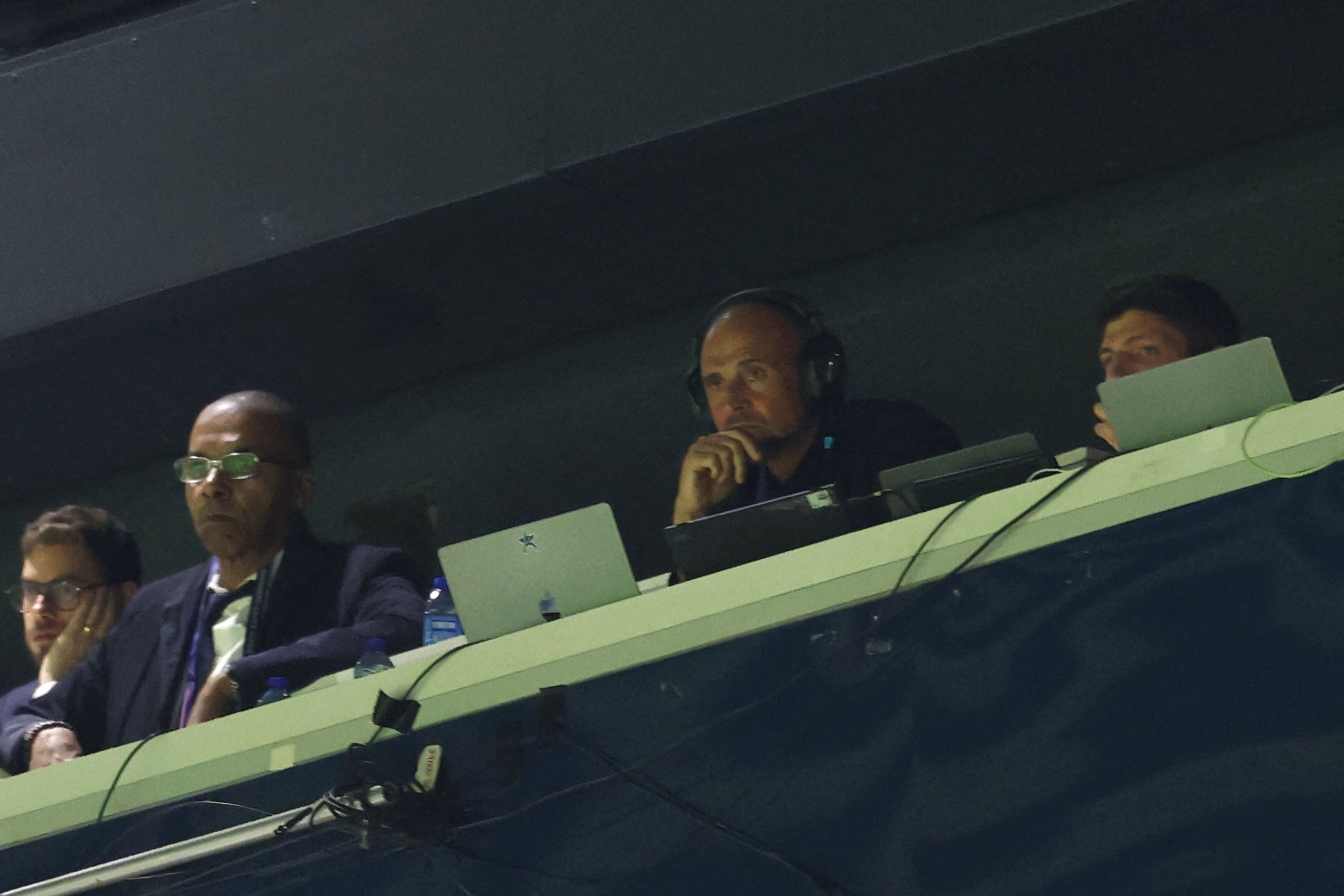El entrenador del PSG Luis Enrique observa desde una gradería el partido de su equipo ante el Atalanta, por la Champions League.