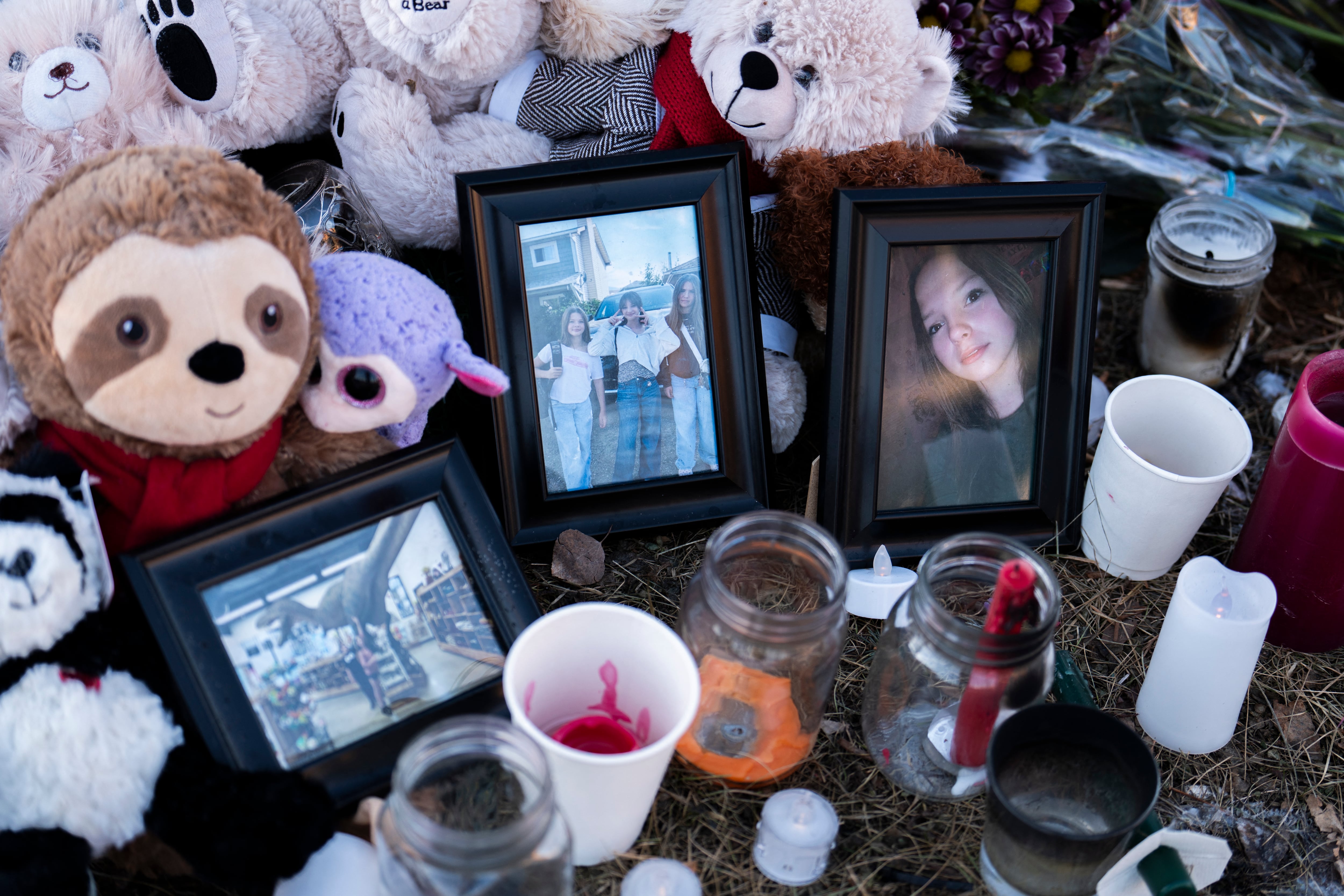 Flores, peluches, fotografías y mensajes fueron colocados cerca de la escuela de Tumbler Ridge, donde cinco niños y una profesora murieron en el ataque que conmocionó al país.