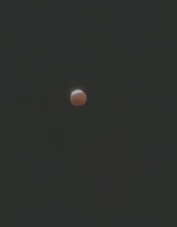 Costa Rica observó un eclipse lunar parcial que alcanzó un 93% de cobertura y dejó apenas un pequeño borde de la Luna fuera de la sombra terrestre.