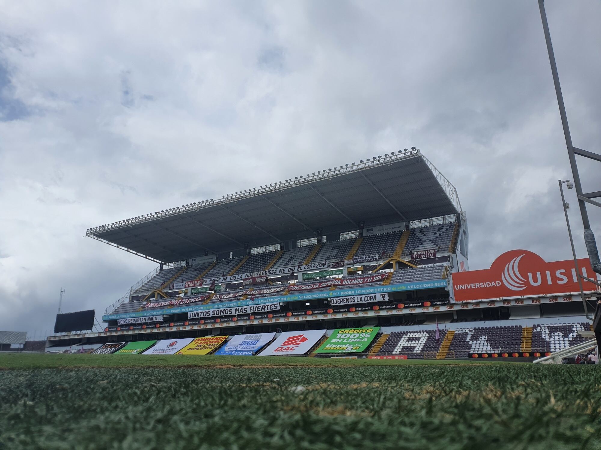 Los aficionados llenaron la cueva de mantas y pancartas con mensajes motivacionales. Cortesía.
