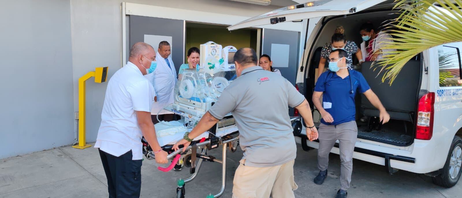 Bebé prematura hija de Angie Herrera Guzmán a su llegada al hospital de Puntarenas. 9 de enero 2024