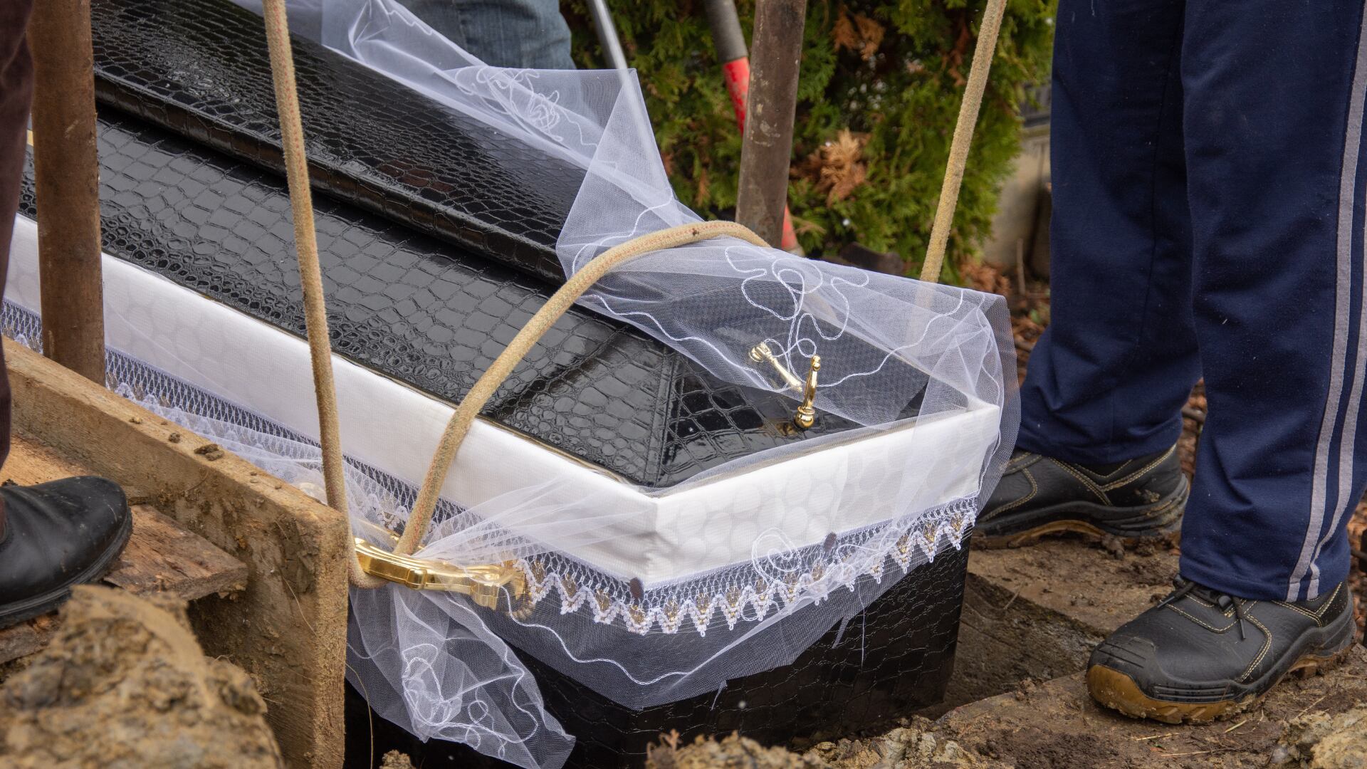 Un irlandés se enterró vivo por 61 días en 1968 para hacerse famoso. La historia vuelve con un documental que se estrena este mes.