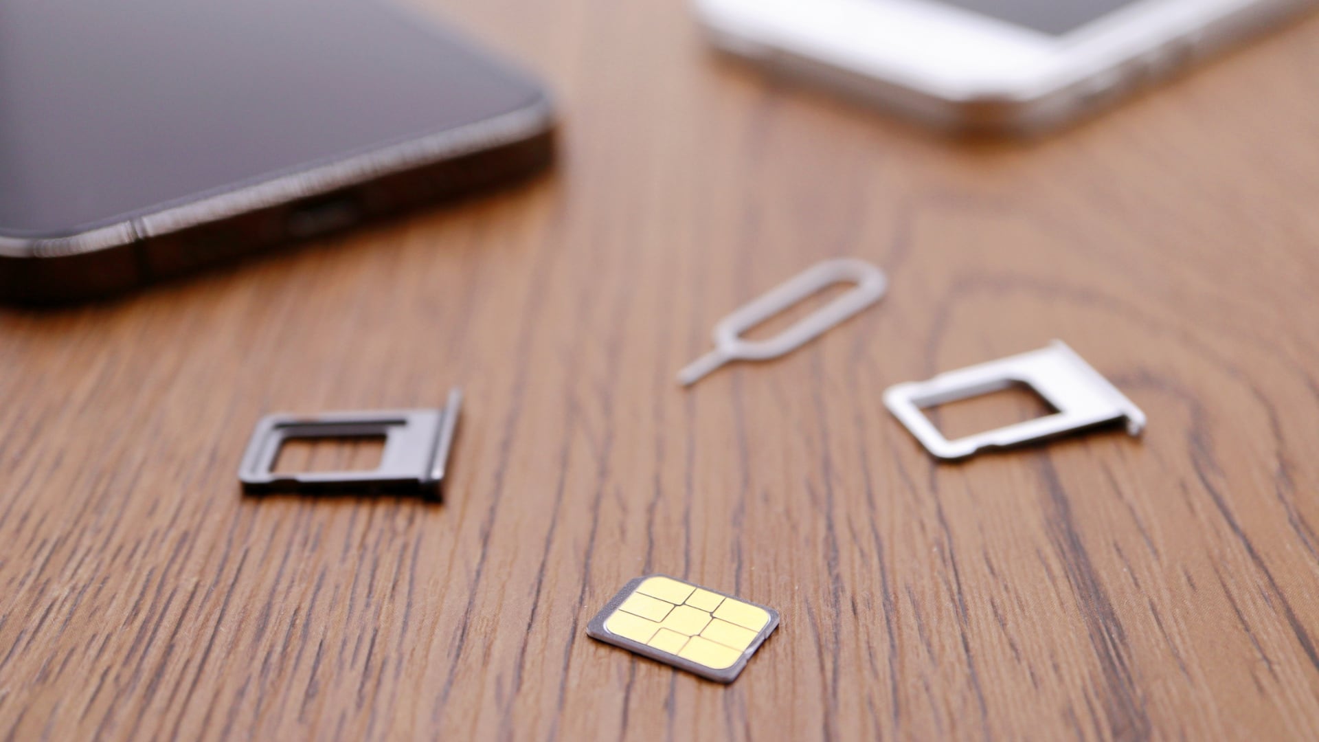 Revise códigos, ajustes o el manual para confirmar si su celular admite eSIM y consulte los modelos compatibles.