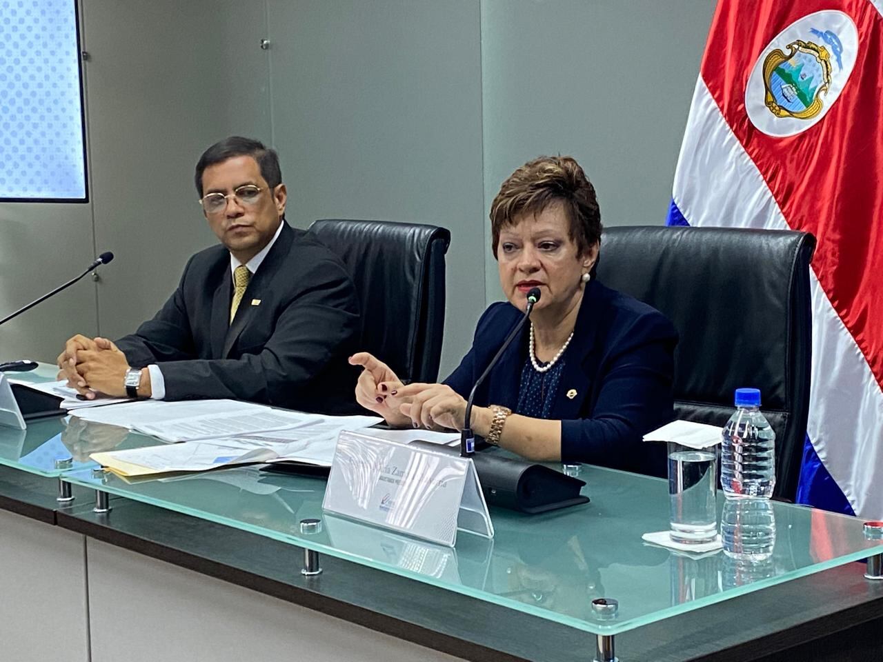 A la izquierda, Gerardo Abarca, gerente del registro electoral. A la derecha, Eugenia Zamora, presidenta del TSE.
