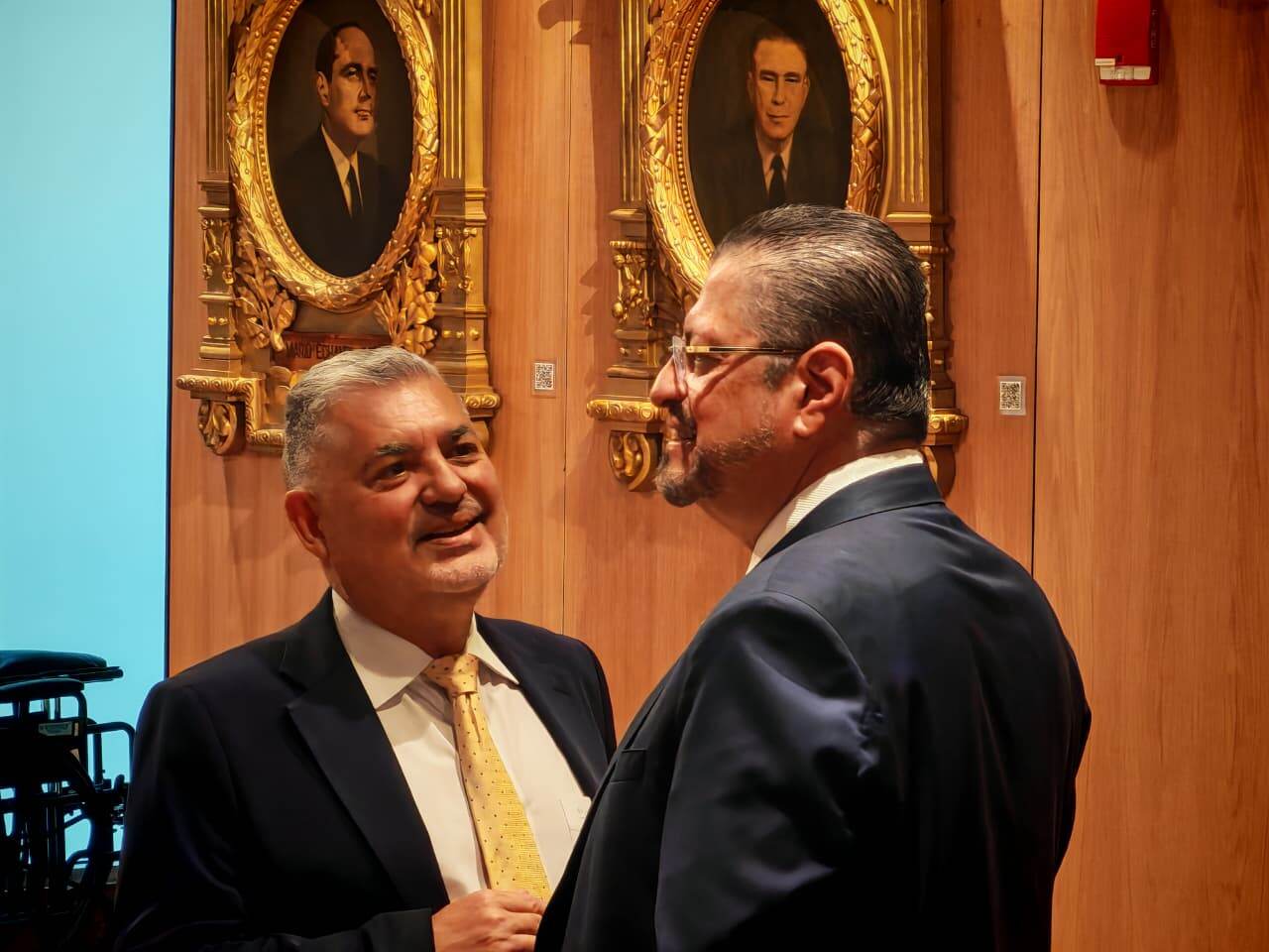 Rodrigo Chaves y José Miguel Villalobos en la Asamblea Legislativa, presentación de paquete de proyectos de ley sobre seguridad