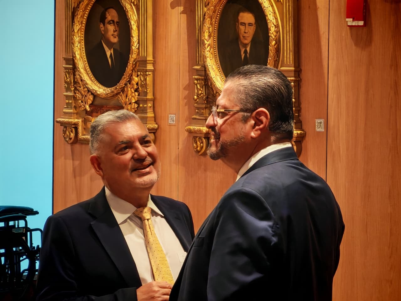 Rodrigo Chaves y José Miguel Villalobos en la Asamblea Legislativa, presentación de paquete de proyectos de ley sobre seguridad