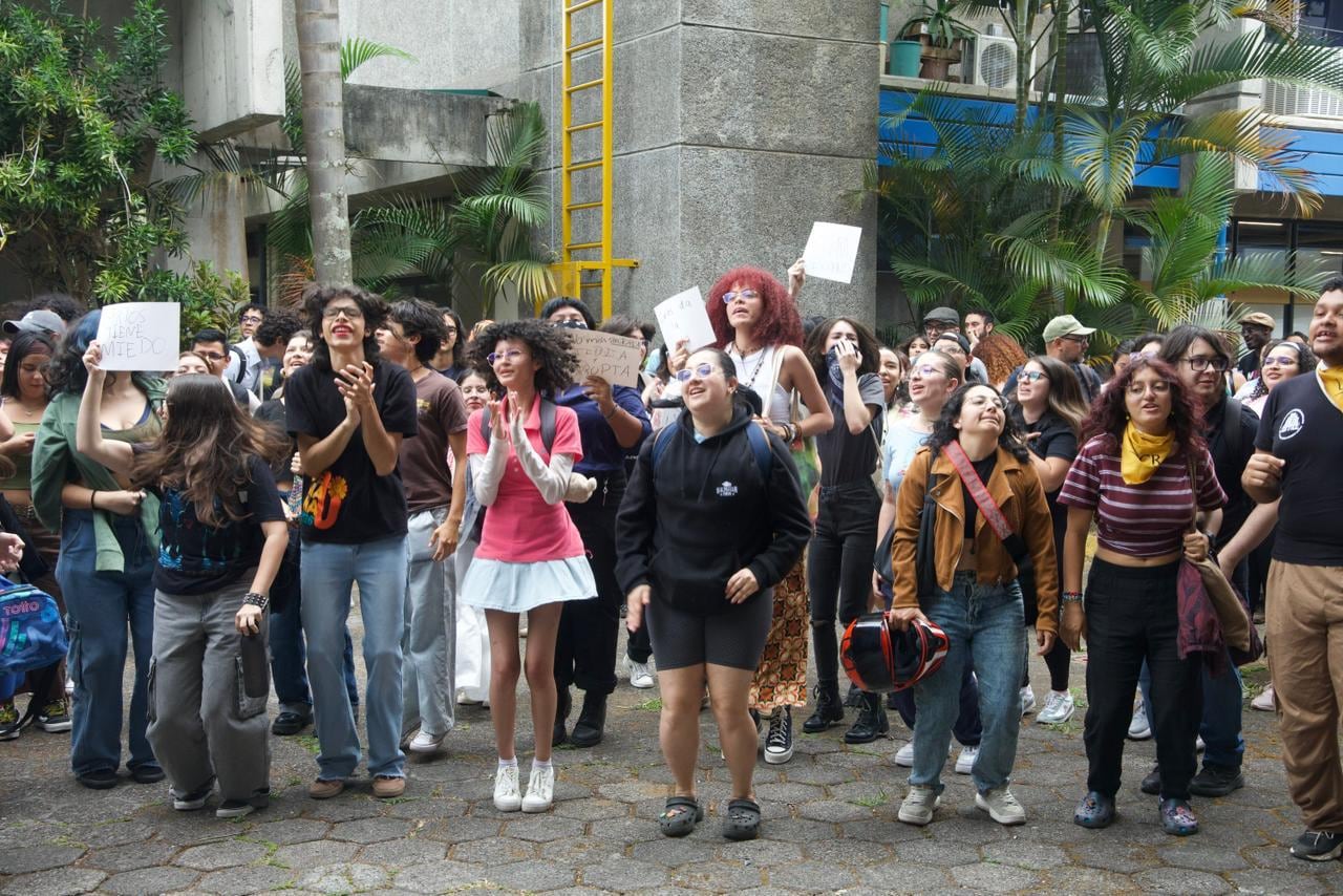 Estudiantes de la UCR protestan en la Rectoría por falta de apoyo del rector Carlos Araya, en las negociaciones del FEES.