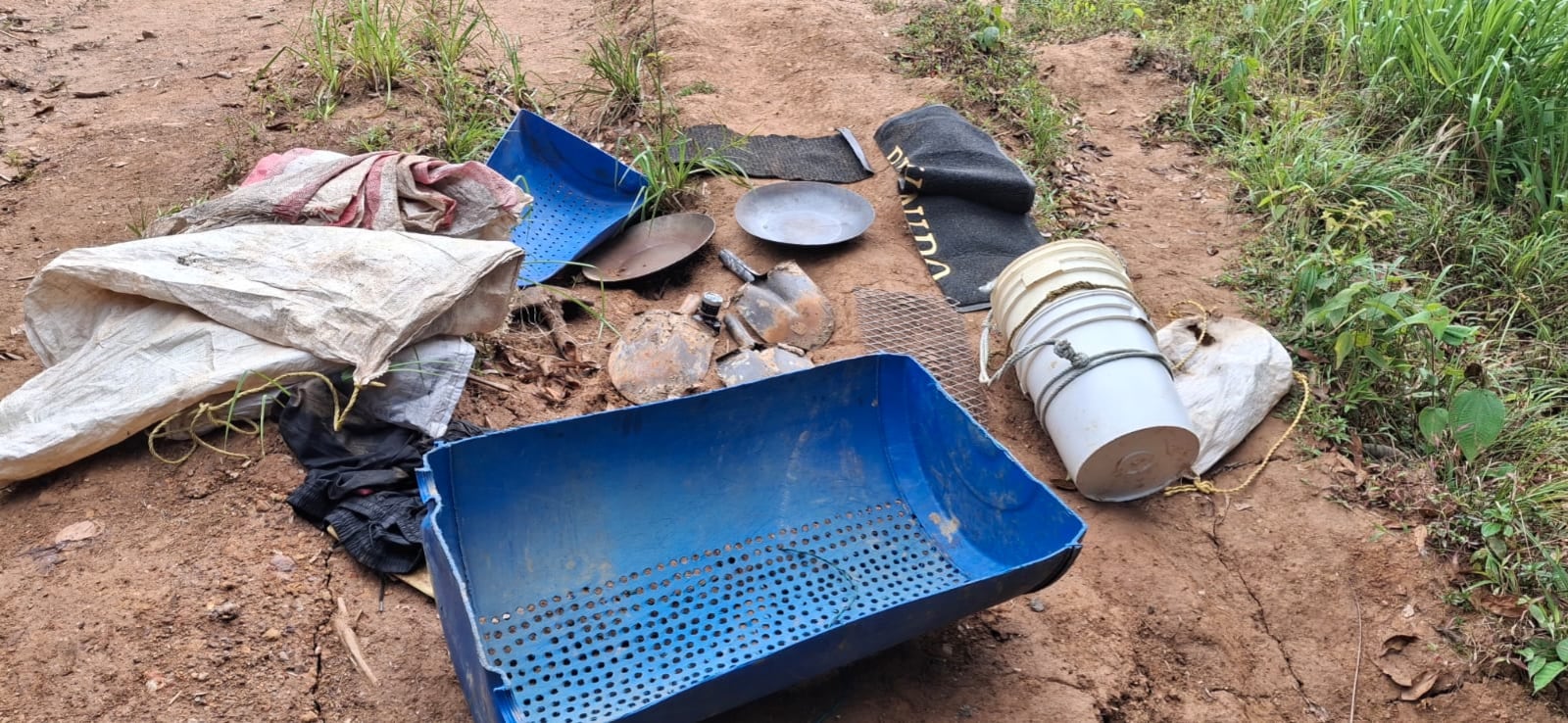 Los oficiales también decomisaron varios insumos utilizados para la minería ilegal.