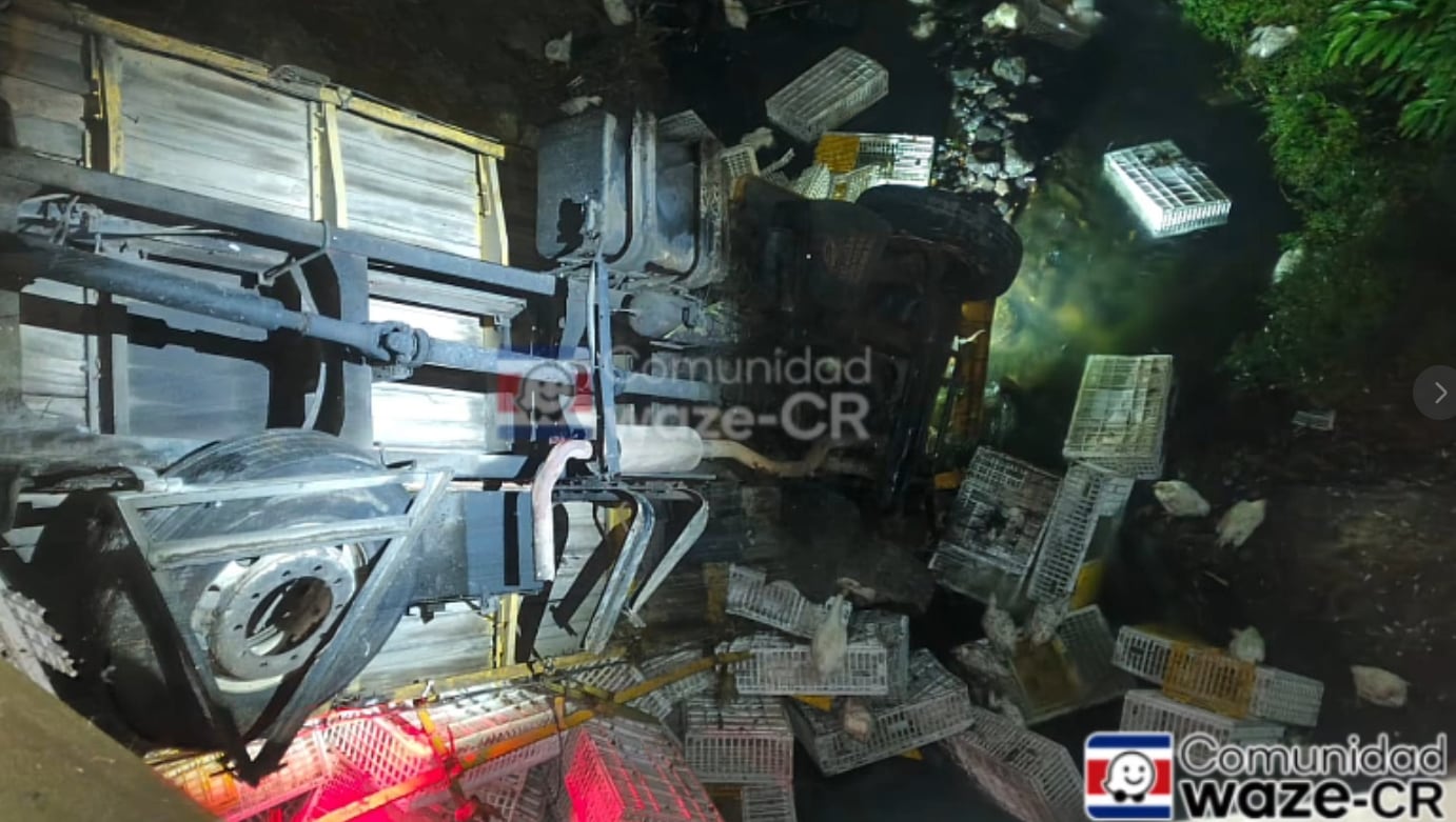 Equipos de rescate extrajeron al conductor prensado tras el vuelco del camión, quien fue trasladado en condición crítica al hospital.