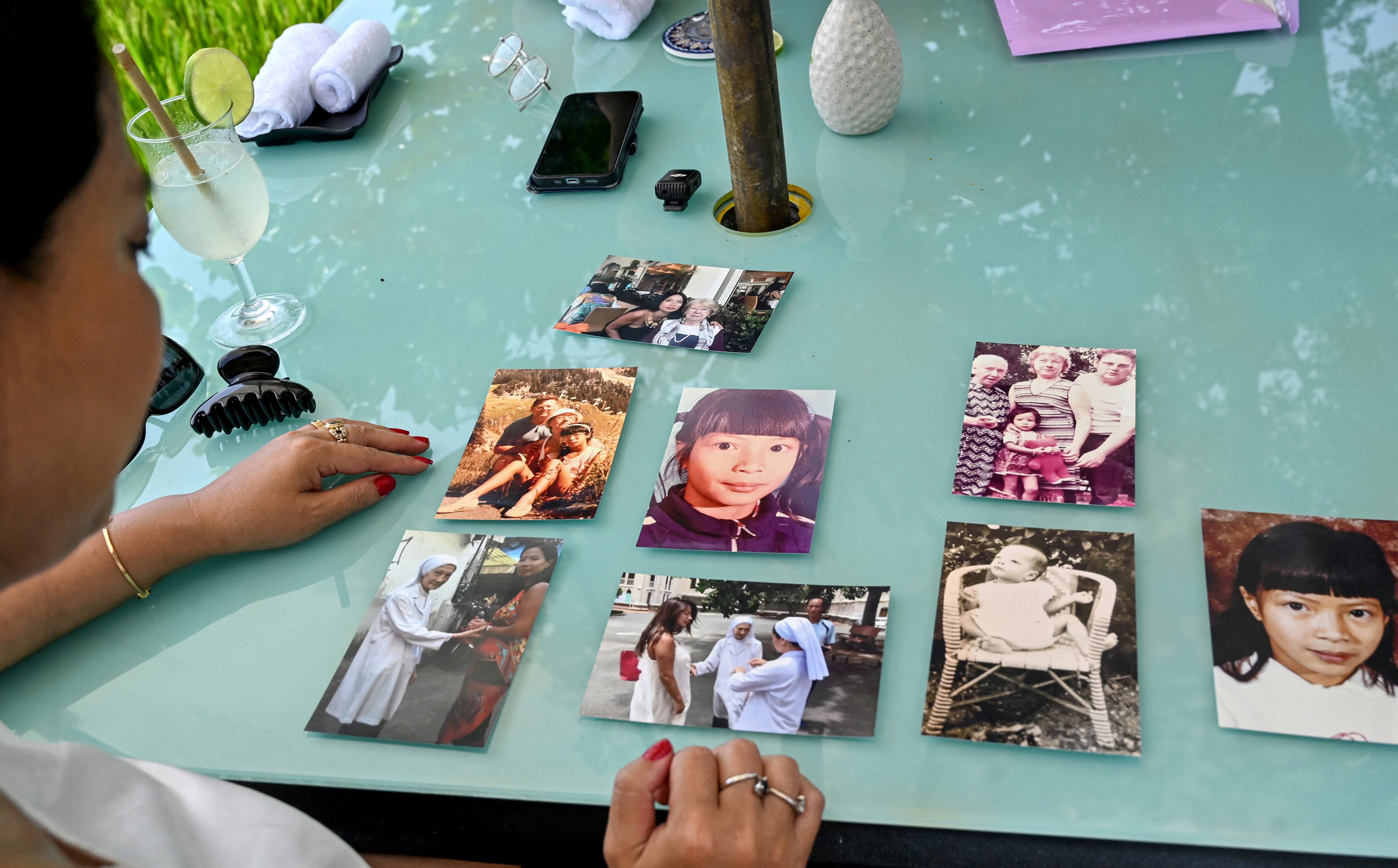 Esta foto, tomada el 12 de abril de 2025, muestra a Odile Dussart, quien fue evacuada cuando tenía solo 11 meses, semanas antes del final de la guerra de Vietnam hace 50 años, mostrando una foto familiar en su nuevo hogar alquilado en Hoi An. Los niños de la Operación Babylift —algunos hijos de soldados estadounidenses, otros provenientes de orfanatos y hospitales— formaron parte de un éxodo masivo desde Vietnam del Sur ante su inminente caída. (Foto de Nhac NGUYEN / AFP)