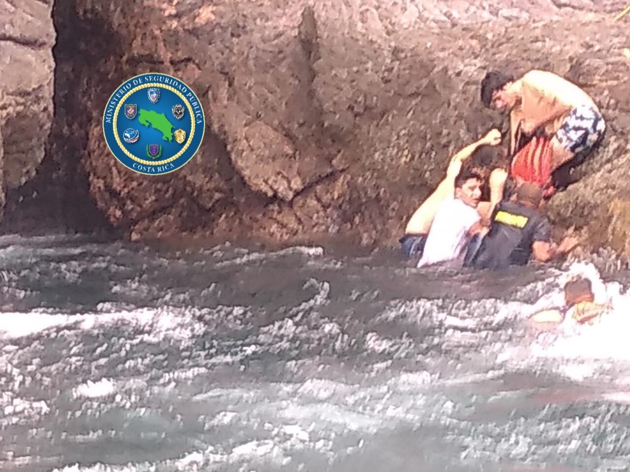 Guardacostas rescatan a joven que cayó de acantilado por tomarse selfie en Guanacaste. Foto MSP.
