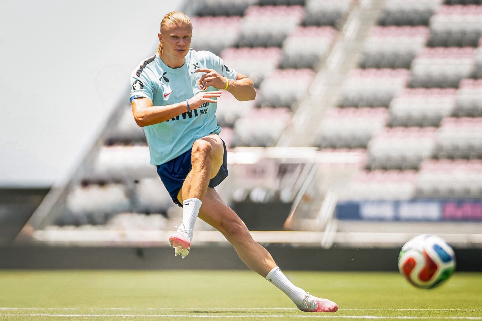 Erling Haaland afina puntería para el partido entre Inglaterra y Noruega, en el Mundial 2026.