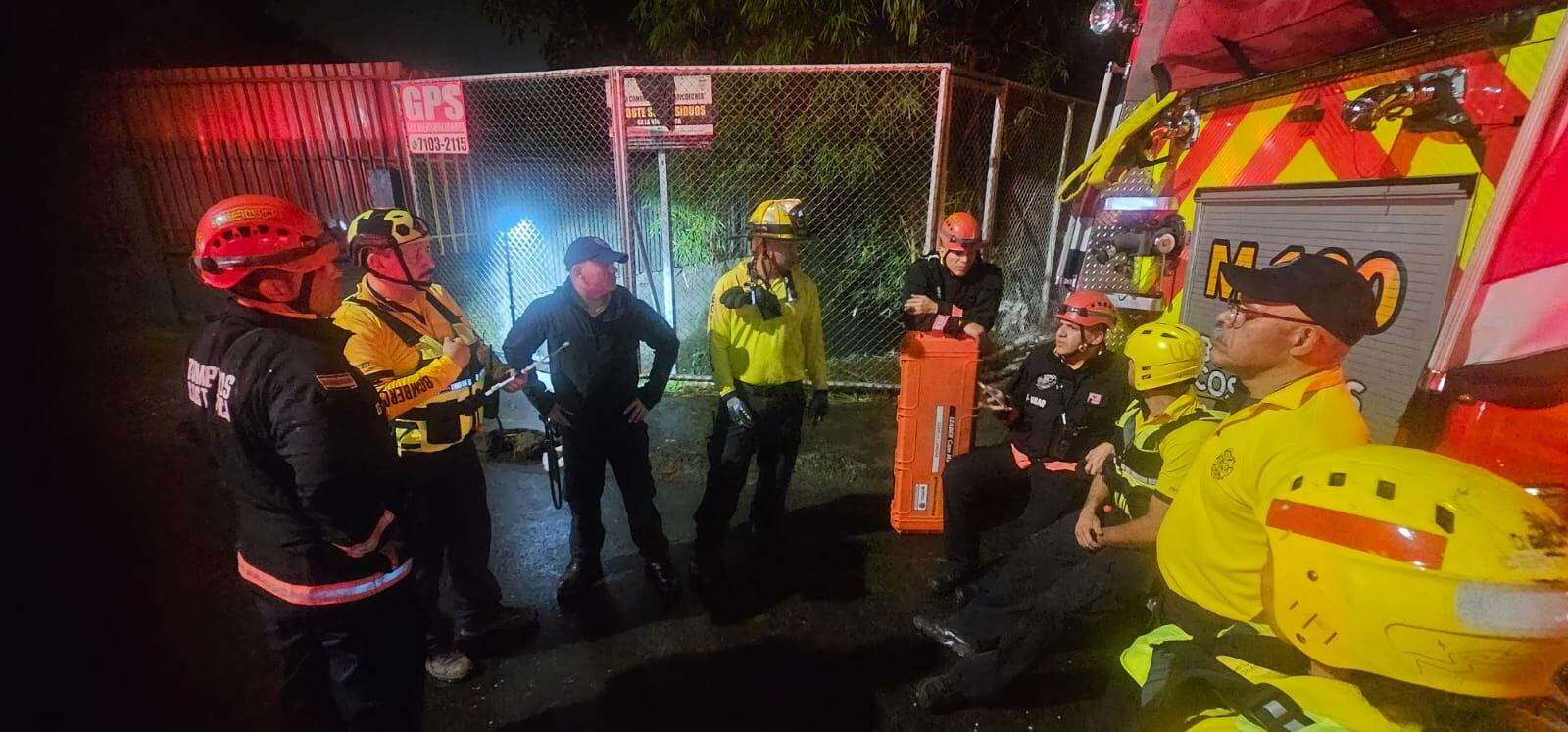 Búsqueda de niño de 6 años que cayó en alcantarilla en Purral, Goicoechea. Foto: Bomberos