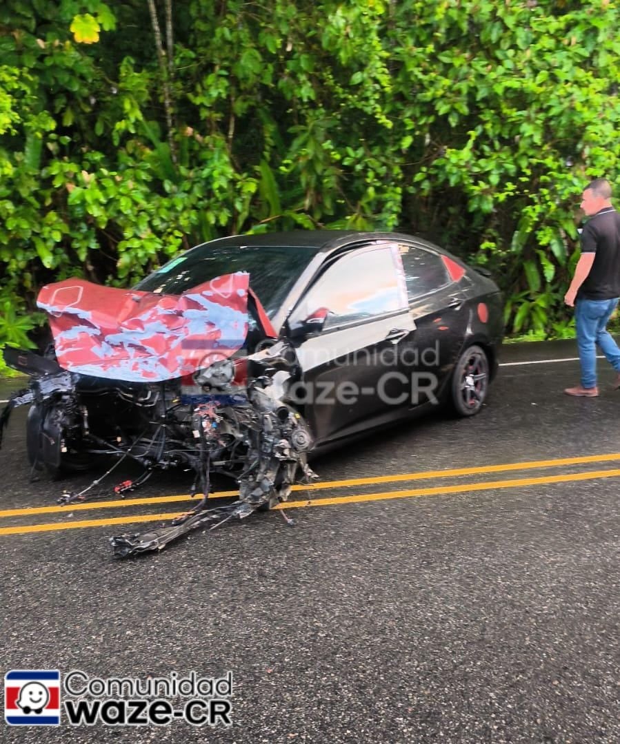 El choque involucró a un vehículo pesado y seis livianos. Por el momento, se desconocen las causas de lo sucedido.