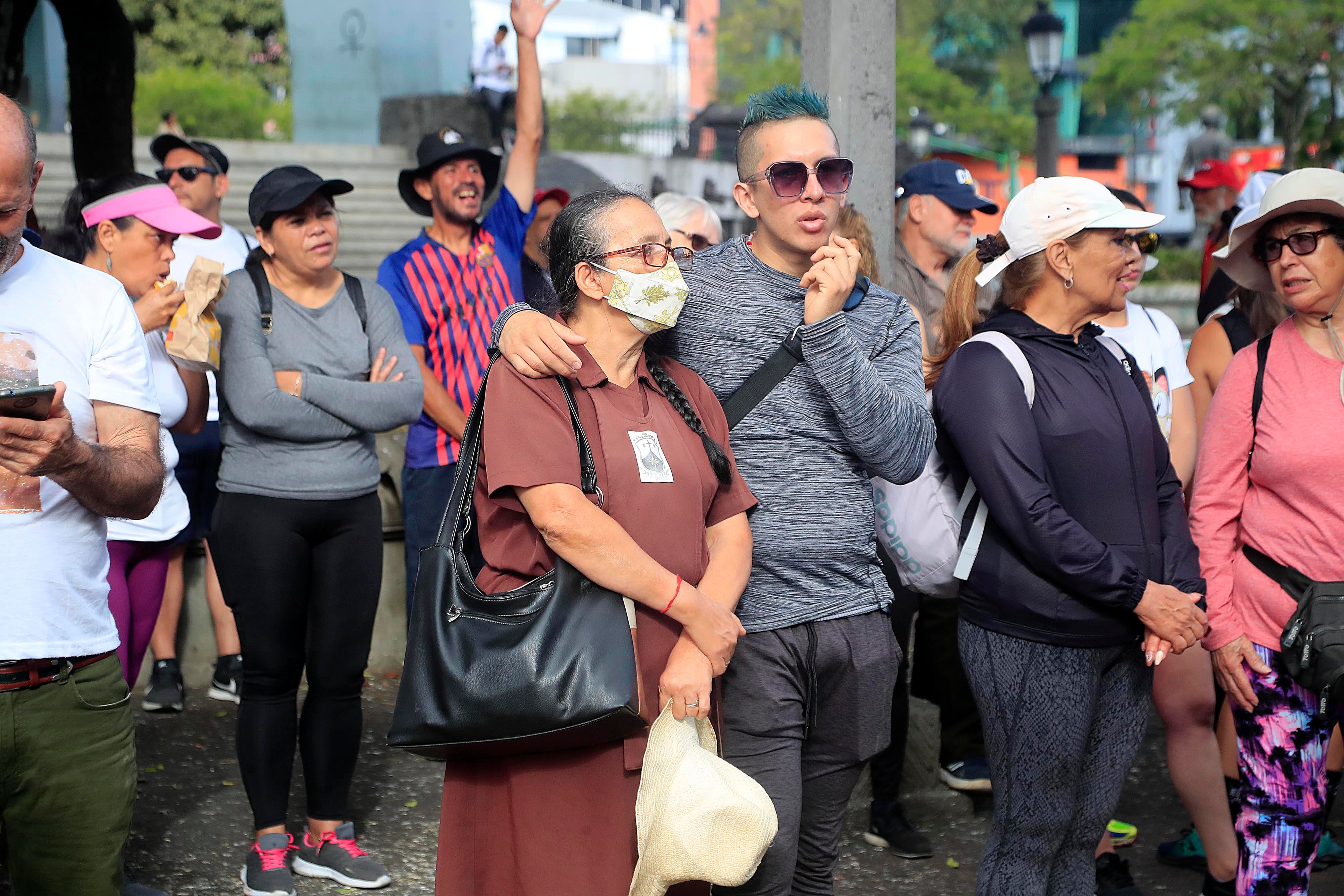 07/01/20023 San José. Romería con el Santo Cristo de Esquipulas desde la Catedral Metropolitana hasta la parroquia de Alajuelita, pasando por la comunidad de Cristo Rey conde el padre Sergio y los colaboradores de Obras del Espíritu Santo también le dieron el acostumbrado especial recibimiento de todos los años. La pequeña peregrinación también pasó por Sagrada Familia y Hatillo antes de llegar a su destino final.