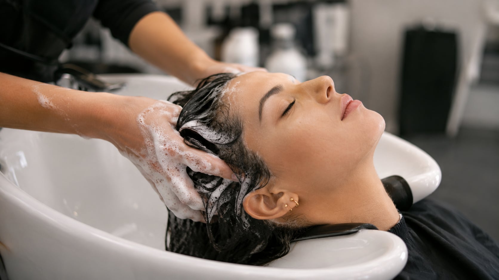 El lavado inverso propone usar primero el acondicionador y luego el champú para favorecer un cabello más ligero, con mayor movimiento y mejor hidratación.