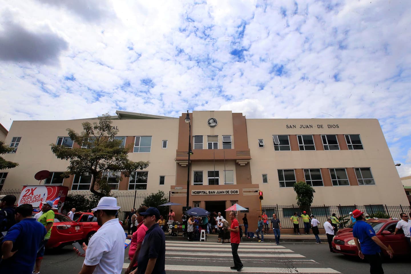 10/09/2018 San José de huelga. Empleados de diversos sindicatos marcharon desde la estatua de León Cortés, por el Paseo Colón y Avenida Segunda, hasta la Asamblea Legislativa. Aquí frente al Hospital San Juan de Dios. Foto: Rafael Pacheco