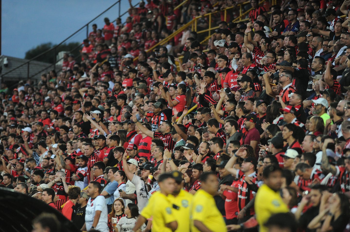 Alajuelense vs. Puntarenas: Hora y canal para ver un partido de tensión