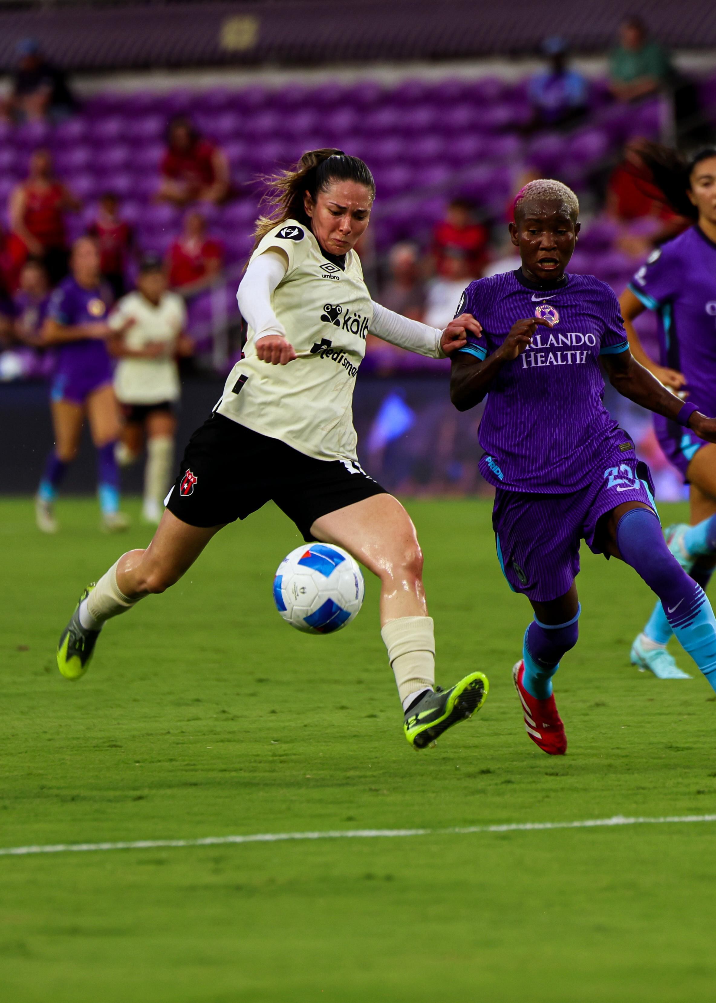 Katherine Arroyo provocó la opción más peligrosa del primer tiempo entre Orlando Pride y Liga Deportiva Alajuelense, cuando sacó un remate que pegó en el palo.