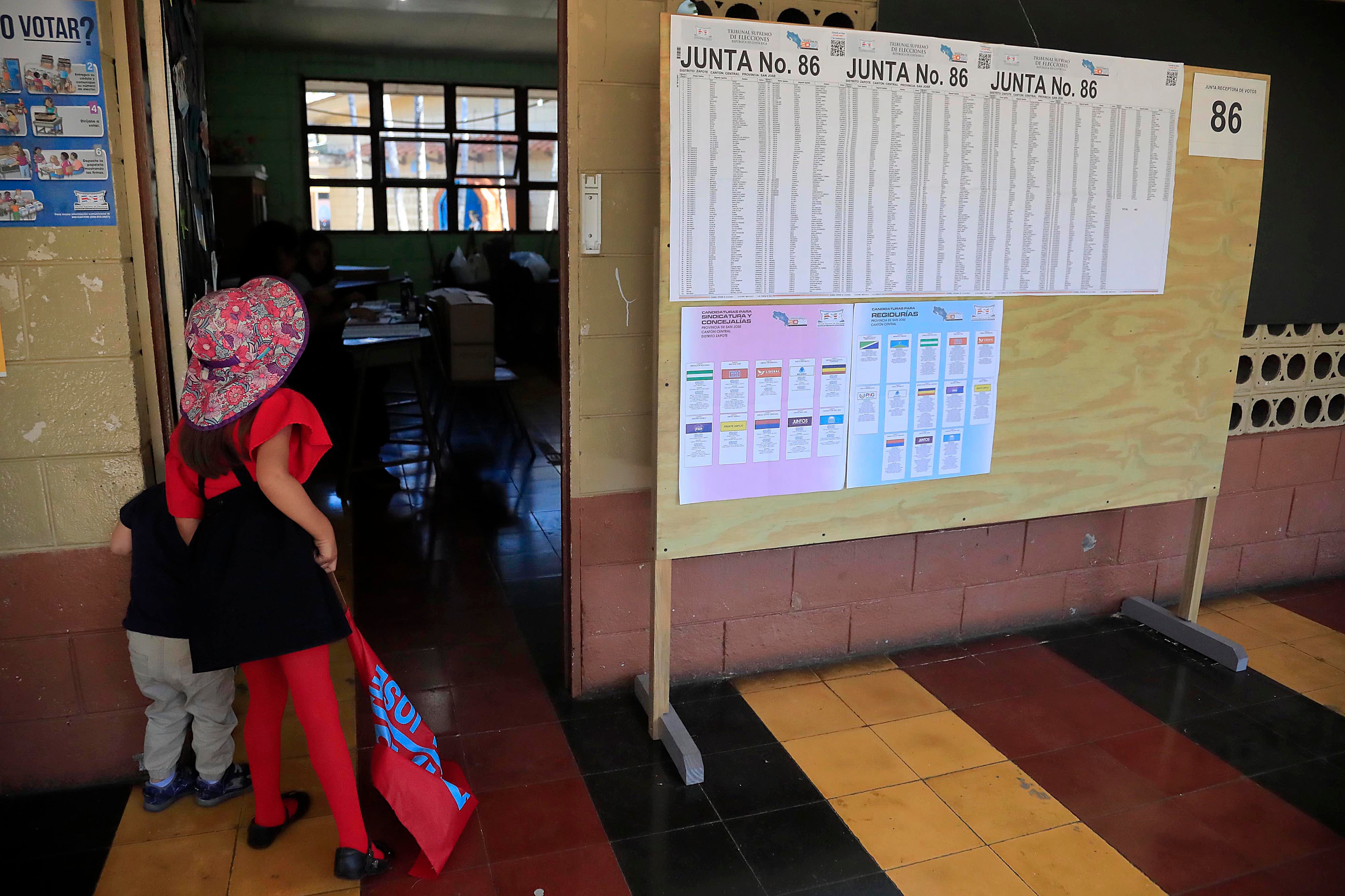 04/02/2024 Liceo Rodrigo Facio , Zapote Este domingo, se celebran las elecciones municipales para elegir 6.212 puestos en 84 cantones. Alcaldes, vicealcaldes, regidores y síndicos, entre otros, llegarán al poder en los comicios municipales. A las 10:30 a.m. ejerció su derecho al voto el candidato del partido Unidos por San José, Diego Miranda.
