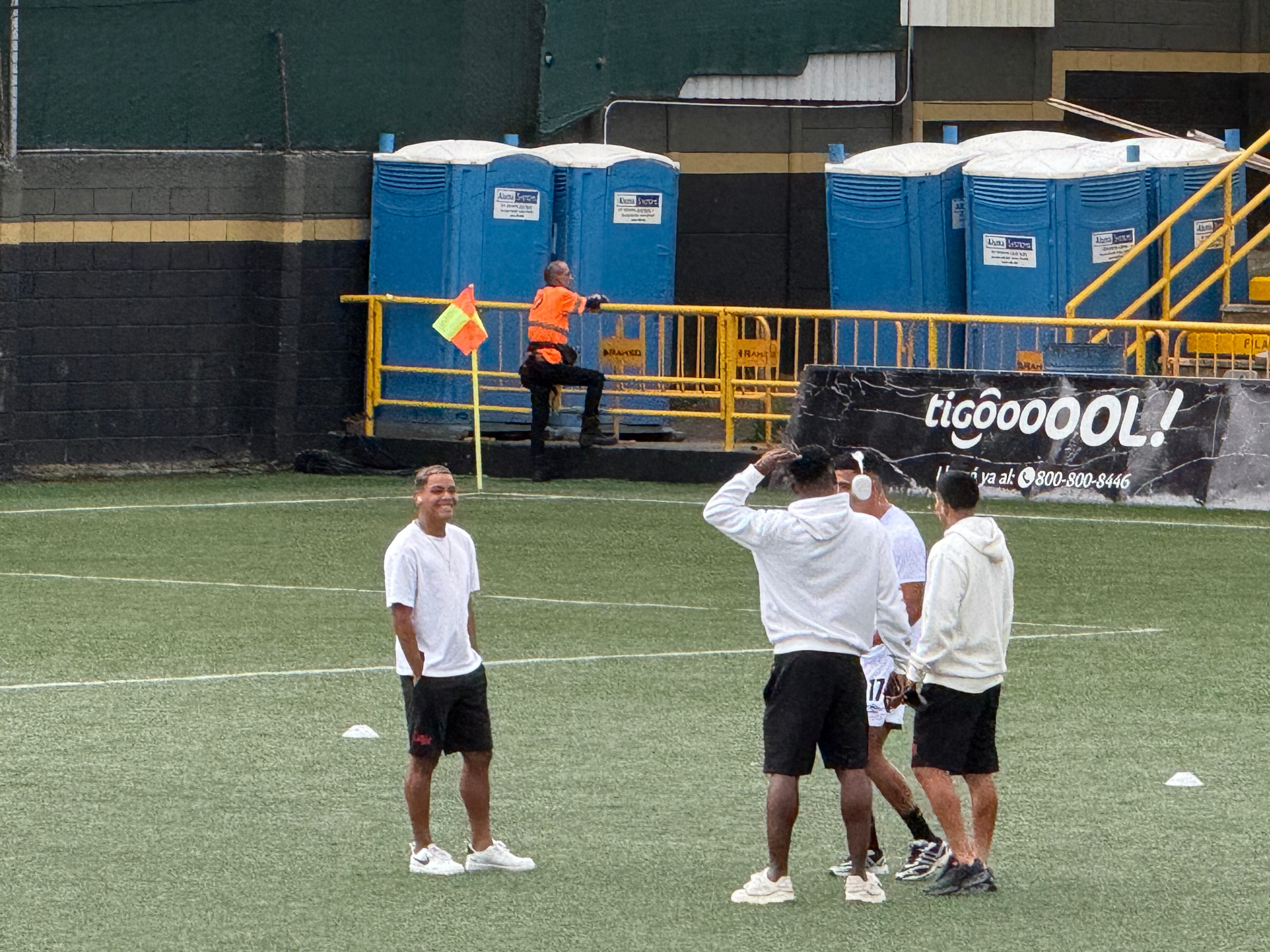 Liga Deportiva Alajuelense llegó al Estadio Ernesto Rohrmoser y de inmediato varios jugadores salieron a observar la gramilla sintética.