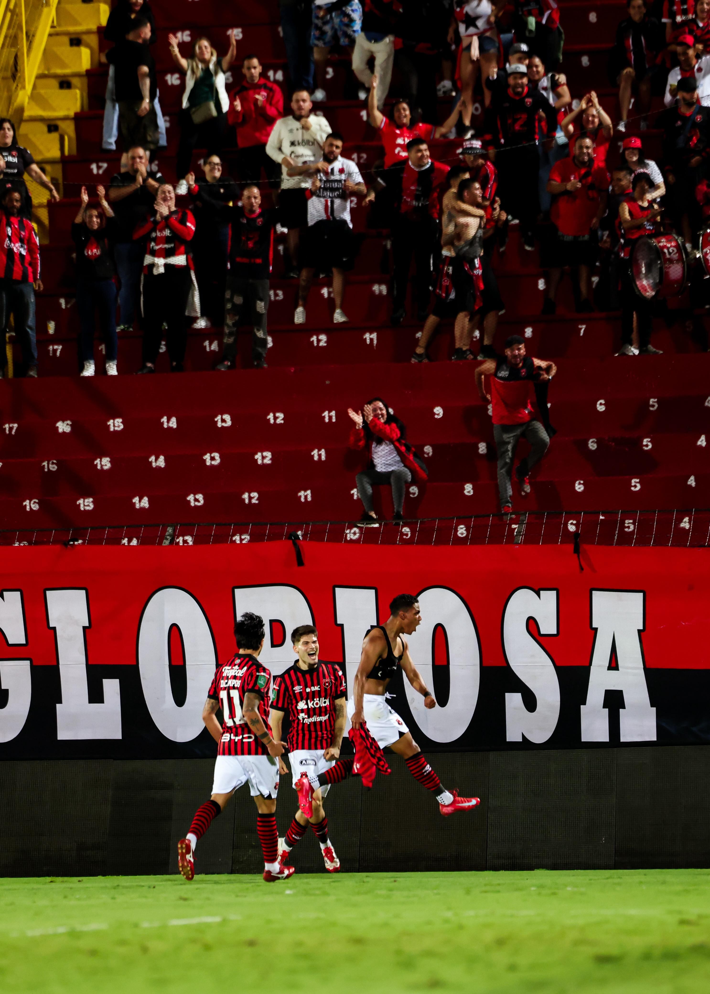 Creichel Pérez festeja eufórico el gol que le dio el triunfo a Liga Deportiva Alajuelense contra Guadalupe. Lo acompañan Elián Quesada y Diego Campos.