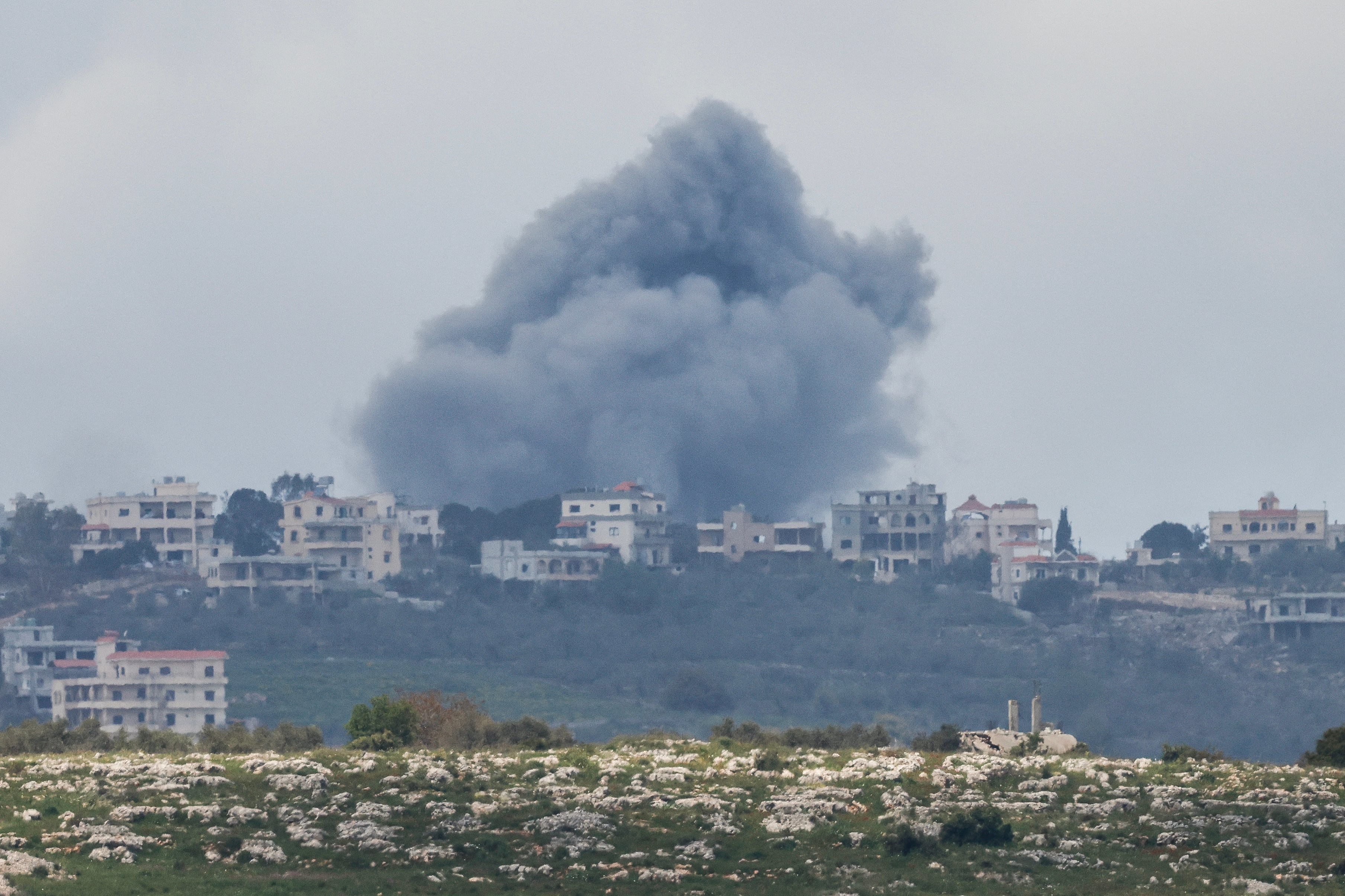 El humo se eleva tras bombardeos israelíes en el sur del Líbano, cerca de la frontera, vistos desde la Alta Galilea, en el norte de Israel, el 12 de abril de 2026.