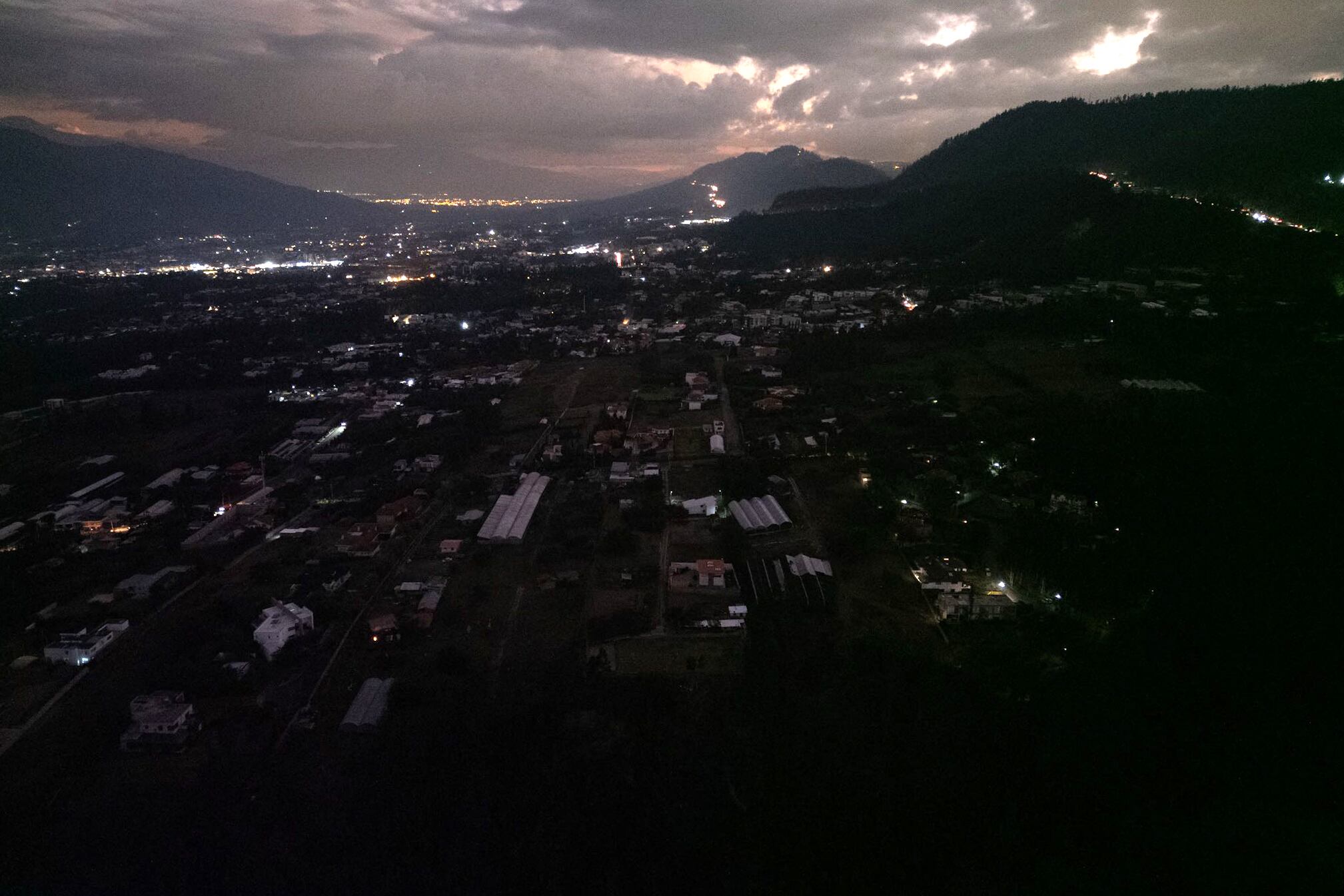 En Ecuador, los habitantes viven momentos de preocupación por las largas horas en las que la electricidad no está disponible. Foto: Rodrigo BUENDIA / AFP