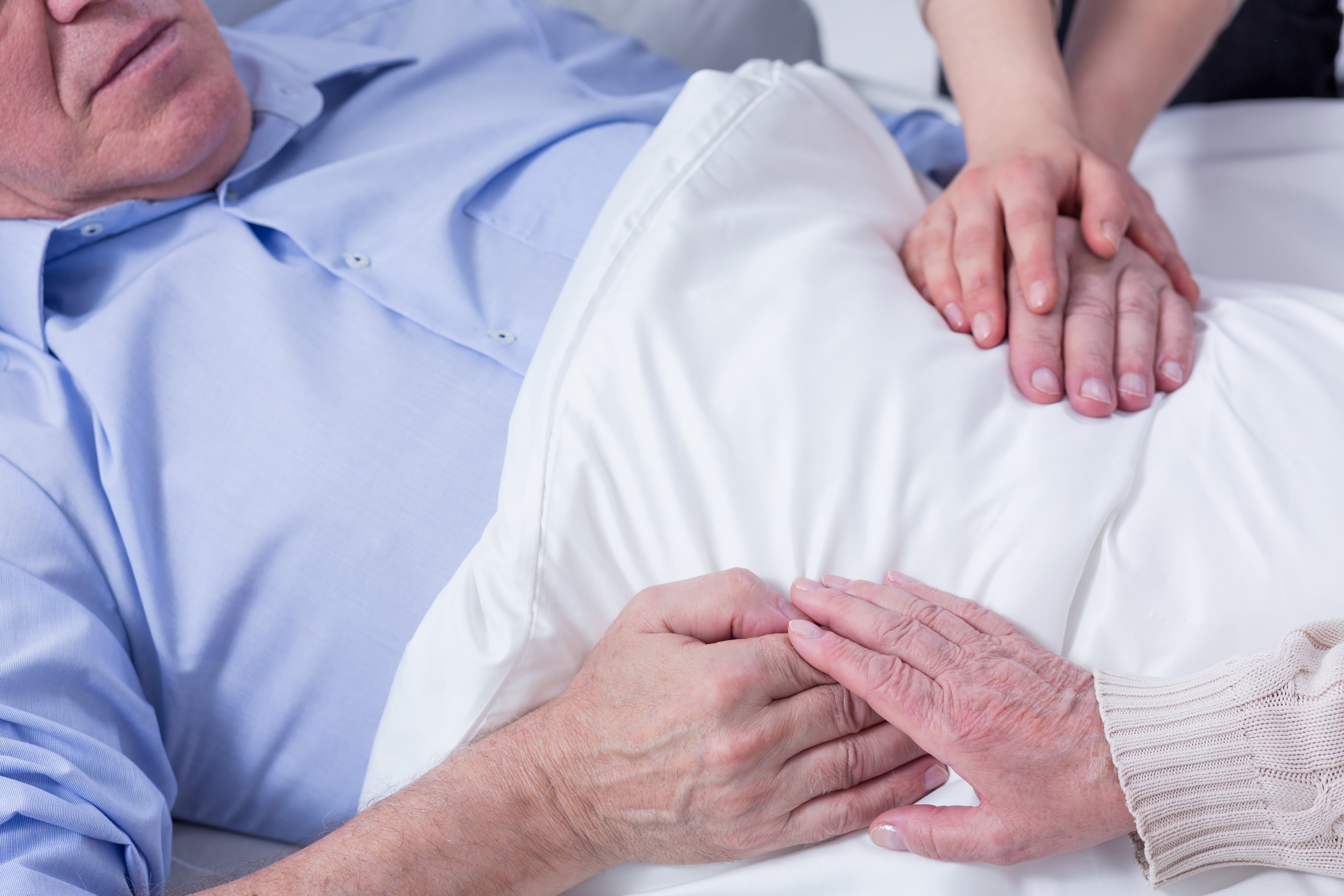 Persona enferma, acompañada por parientes, cuidados en la enfermedad, ciudades compasivas, compasión, muerte, enfermedad terminal, final de la vida