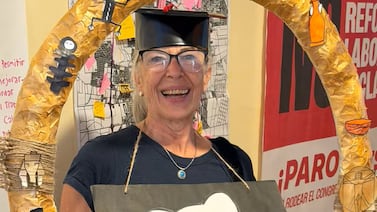 Empezó siete carreras universitarias y se graduó a los 65 años: ‘La edad no debería ser un impedimento para hacer absolutamente nada’