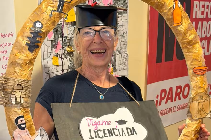 Tras décadas de intentos y cambios de ciudad, Alicia Sant Tochón obtuvo su título universitario a los 65 años y proyecta continuar estudios en antropología.