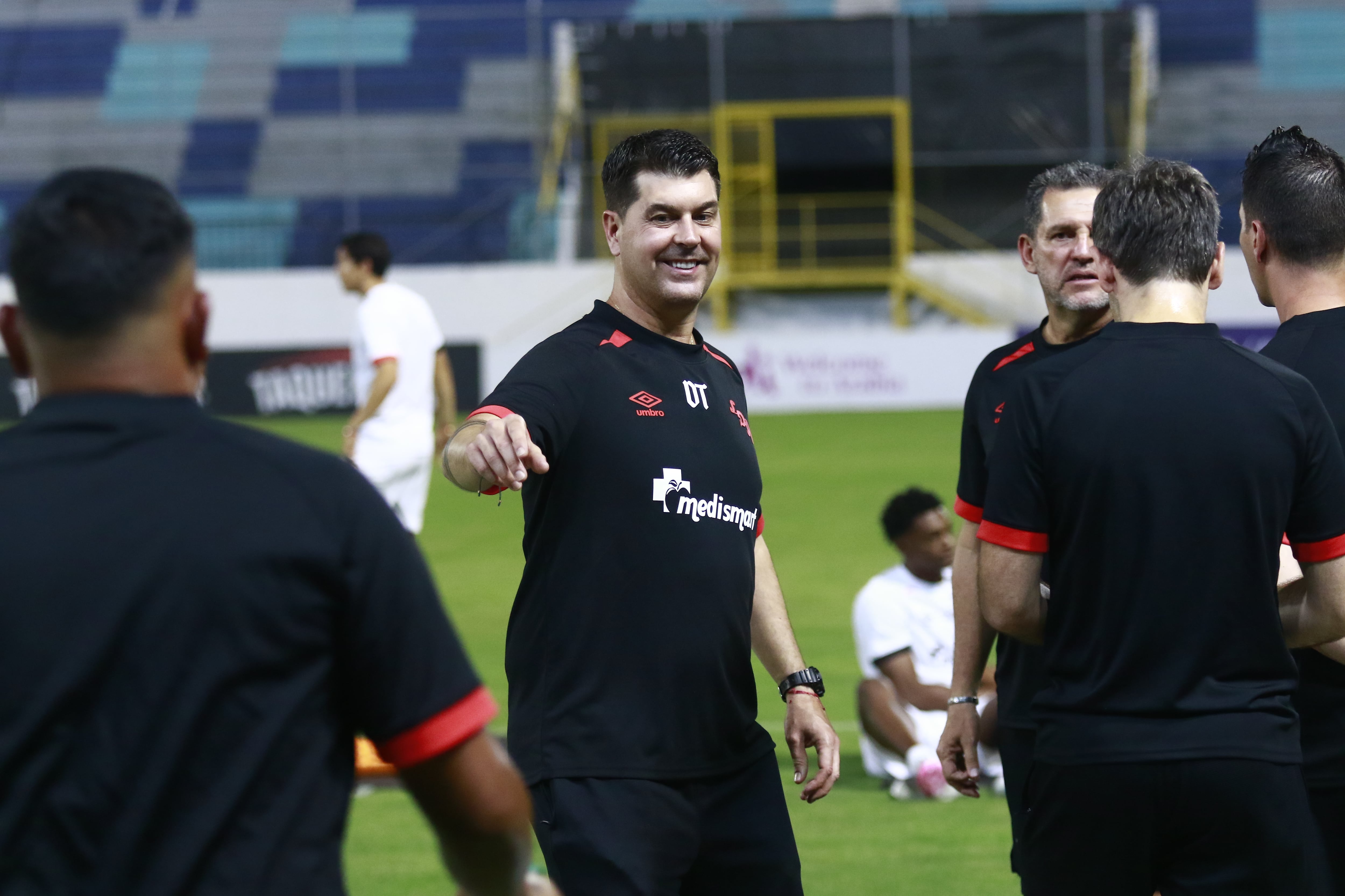 Ismael Rescalvo se mostró sonriente cuando salió a la cancha a dirigir la práctica de Liga Deportiva Alajuelense en el Estadio Francisco Morazán, en San Pedro Sula.