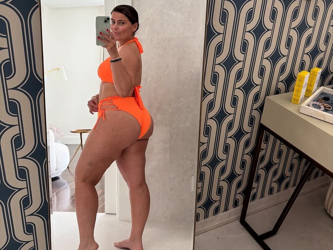 Nelly Furtado en ropa interior frente a un espejo