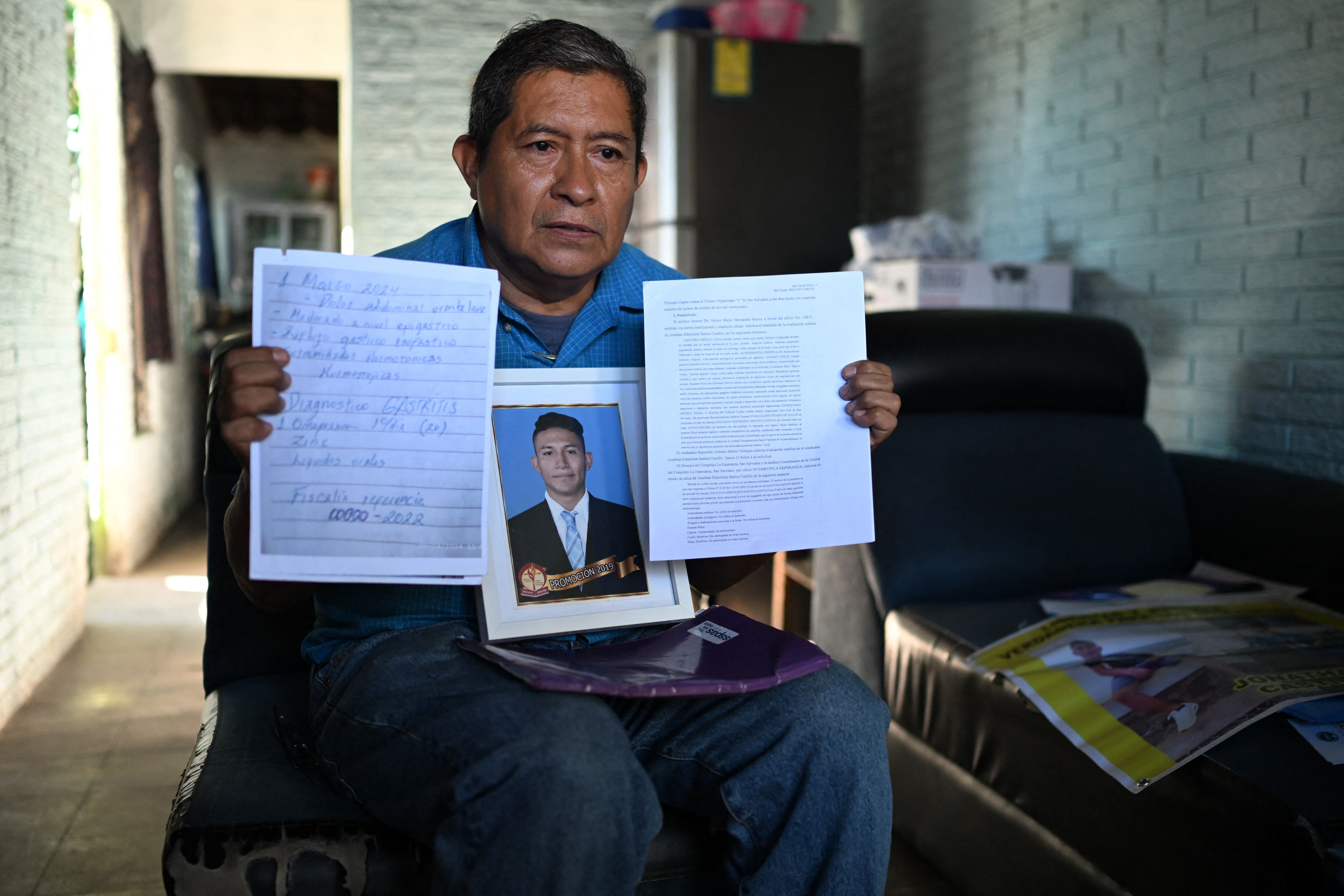 Reynaldo Santos Vanegas, muestra documentos y una fotografía de su hijo Jonathan Santos Castillo, quien fue detenido durante el decreto de estado de excepción por parte del gobierno salvadoreño para combatir a grupo criminal, durante una entrevista en Soyapango el pasado 25 de octubre.