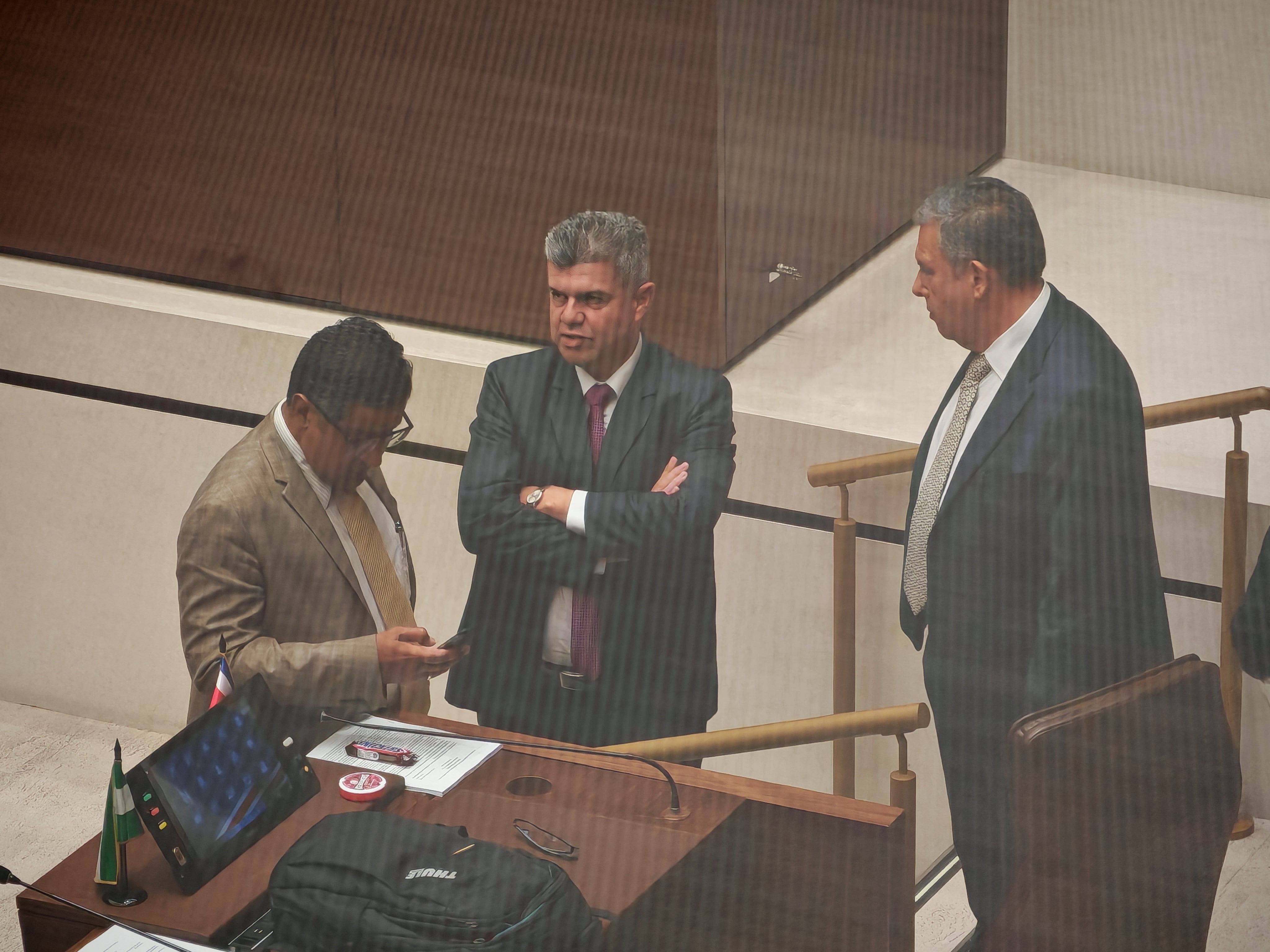 Diputados en el plenario legislativo