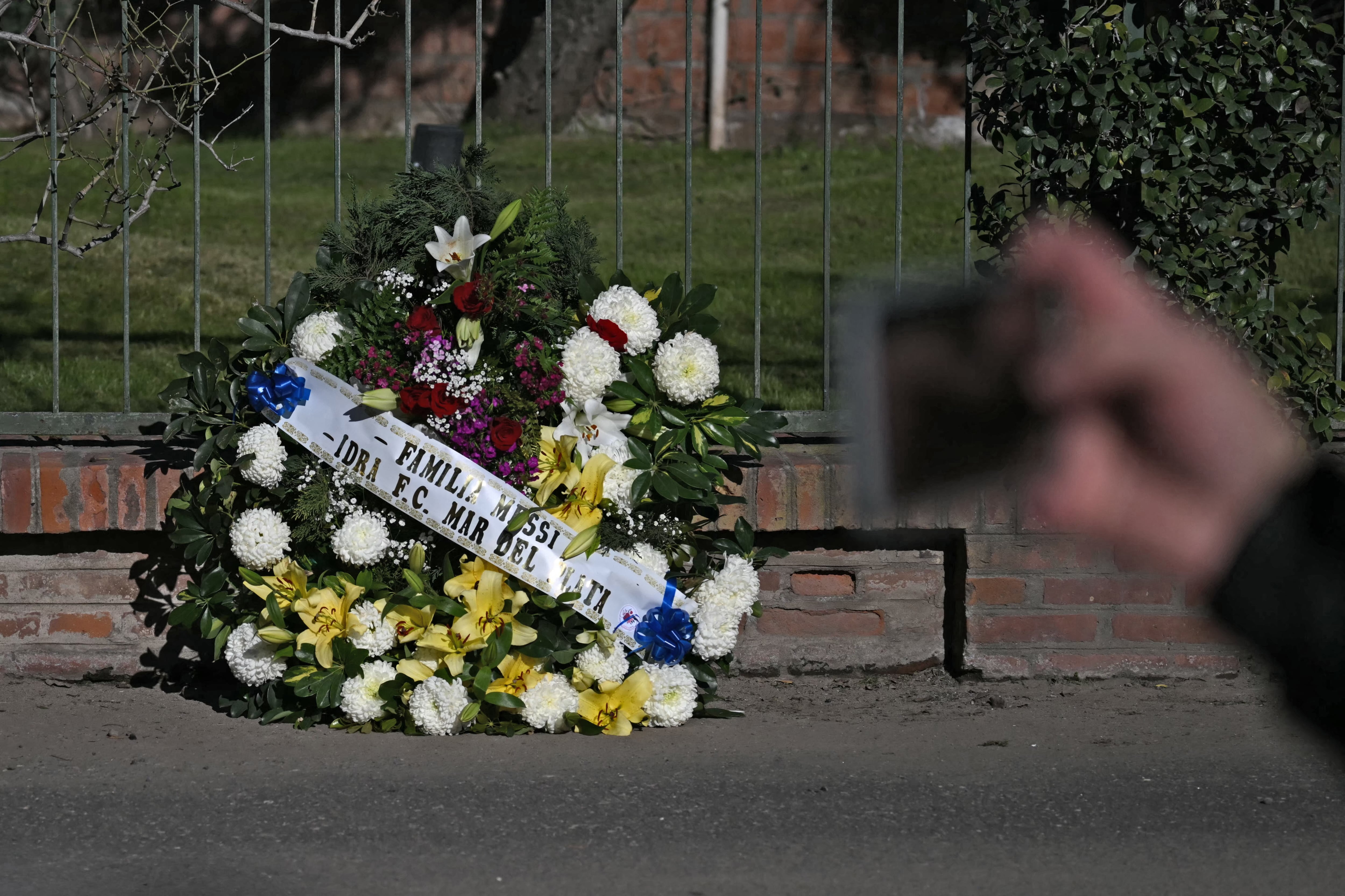 Las muestras de condolencias llegaron durante el sábado y el domingo al cementerio de El Prado, en las afueras de Rosario, Argentina, donde será enterrado Jorge Messi, el padre del astro Lionel Messi.