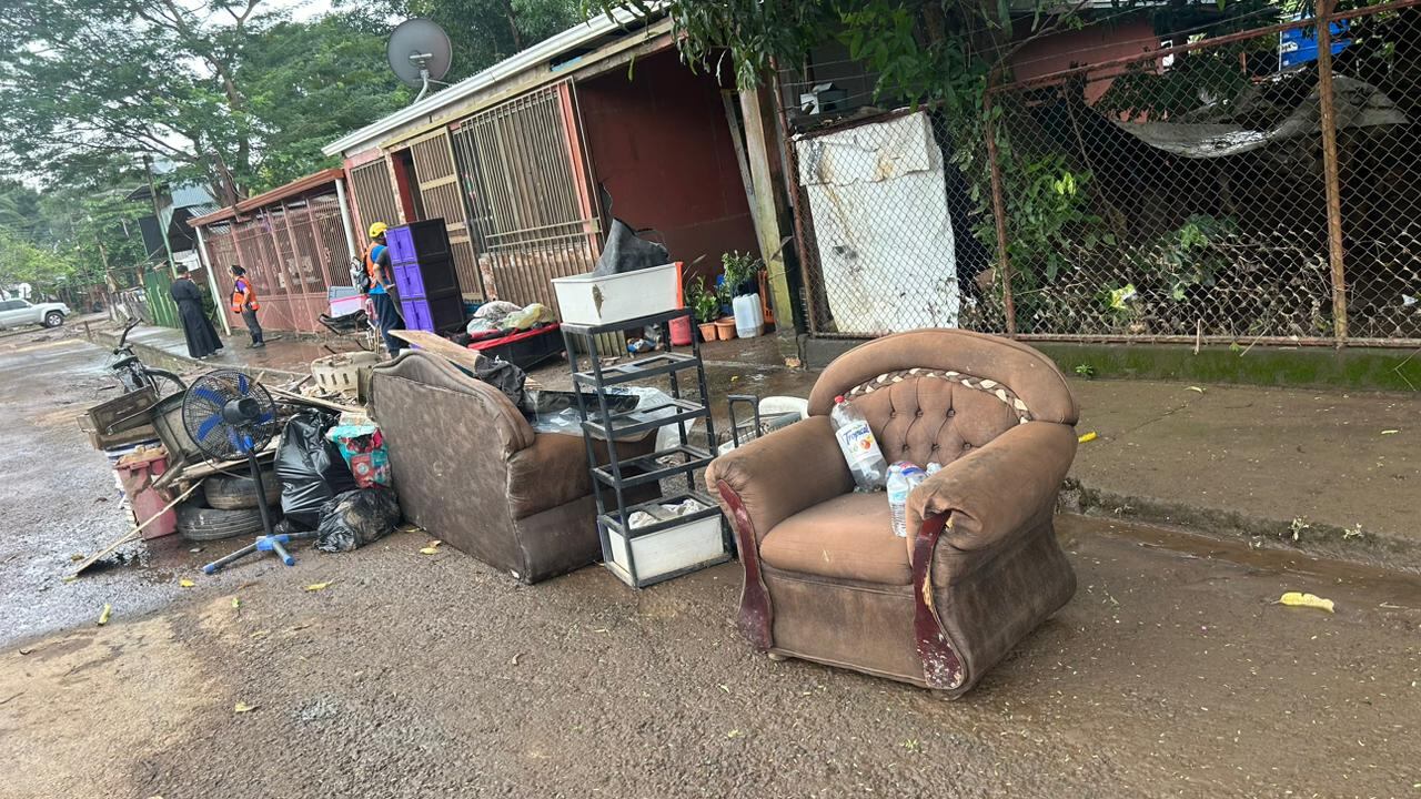 Escenas como esta en Bebedero de Cañas, son comunes conforme las personas vuelven a sus casas en las regiones de Guanacaste afectadas por el temporal. Foto: Cortesía.
